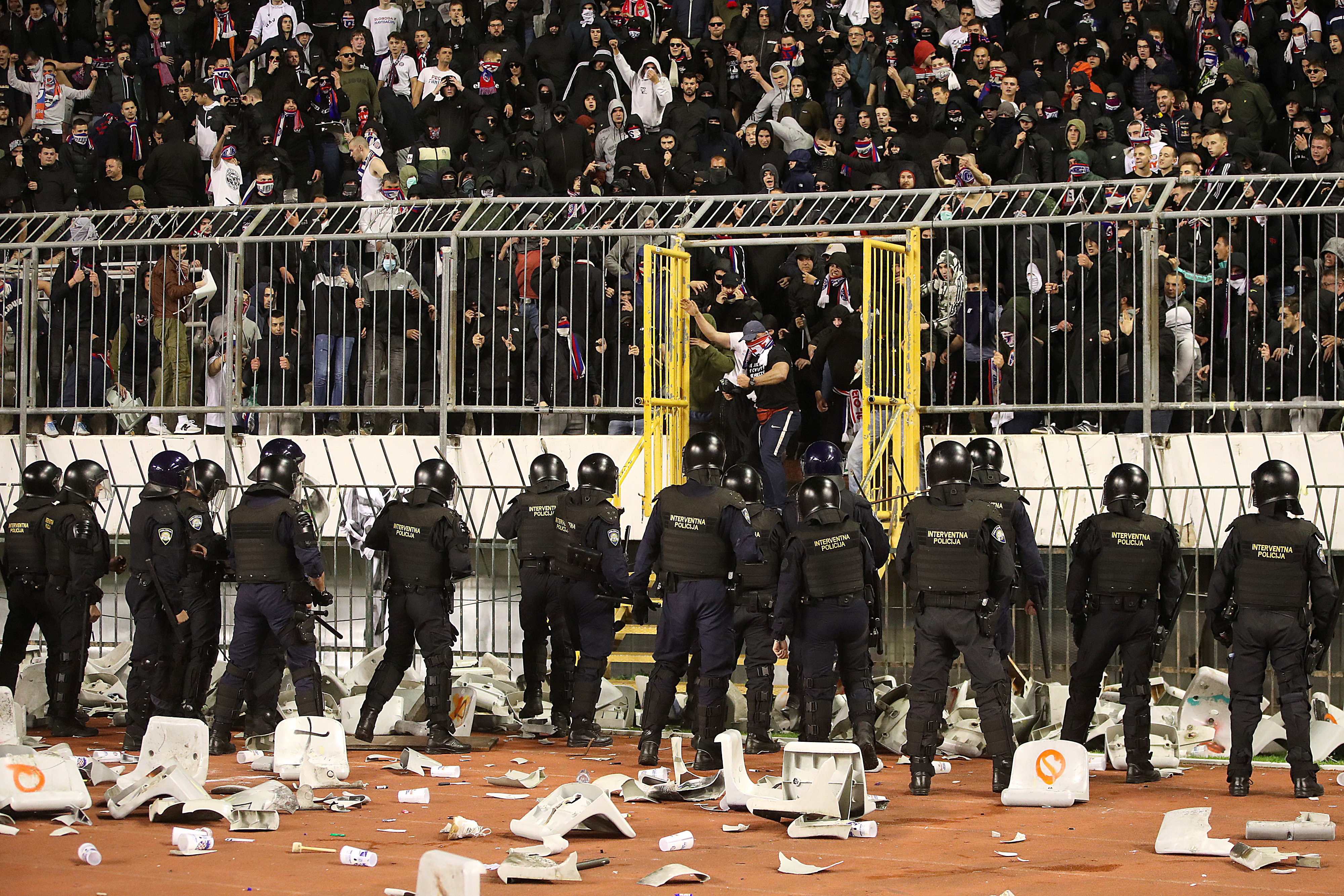 Kaos na Poljudu: Torcida upala na teren, igra?i pobjegli u tunel! Specijalci tjerali huligane