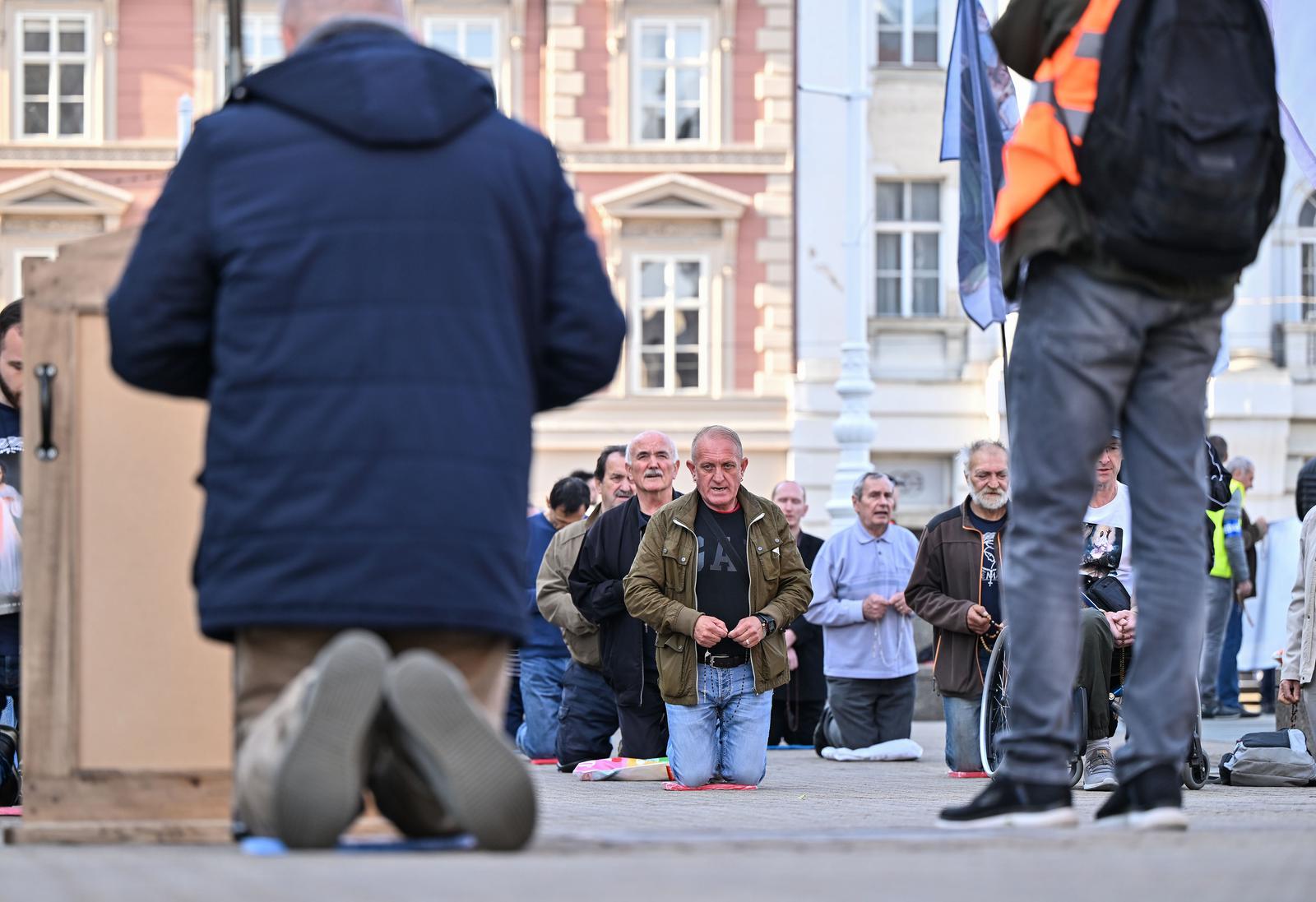 Zagreb: Molitelji i ove subote na glavnom zagrebačkom trgu