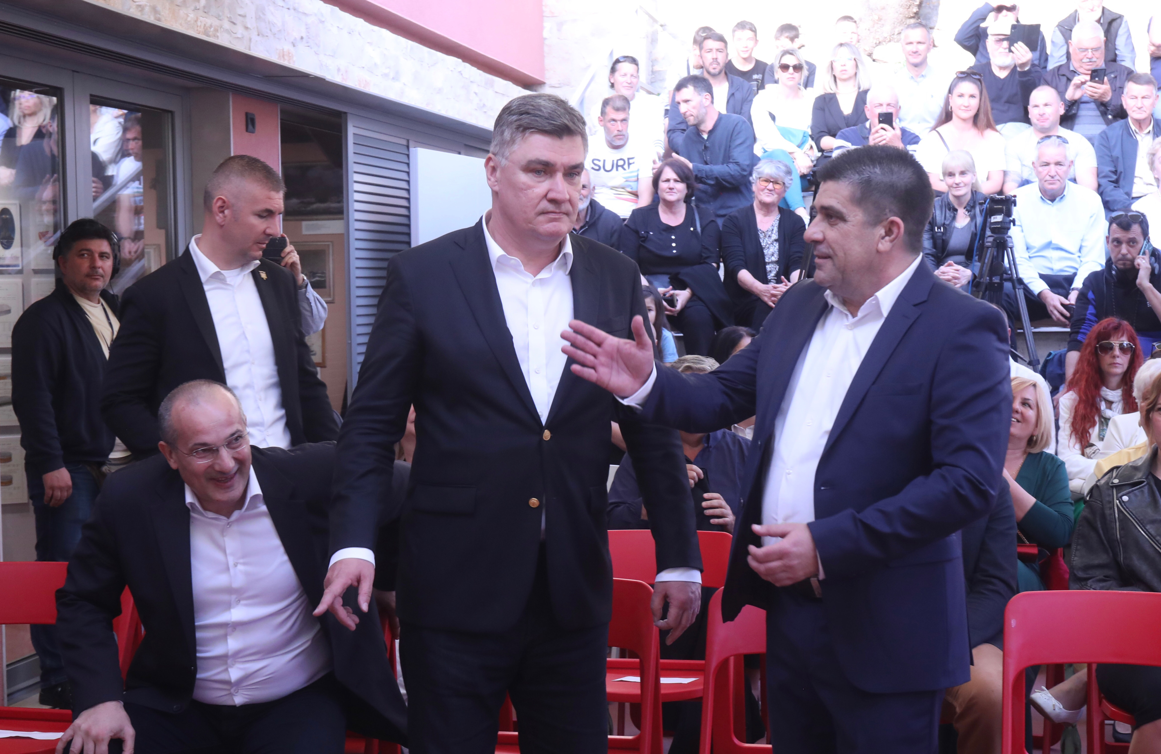 Zoran Milanović posjetio Milnu gdje je nazočio otvaranju Interpretacijskog centra maritimne povijesti