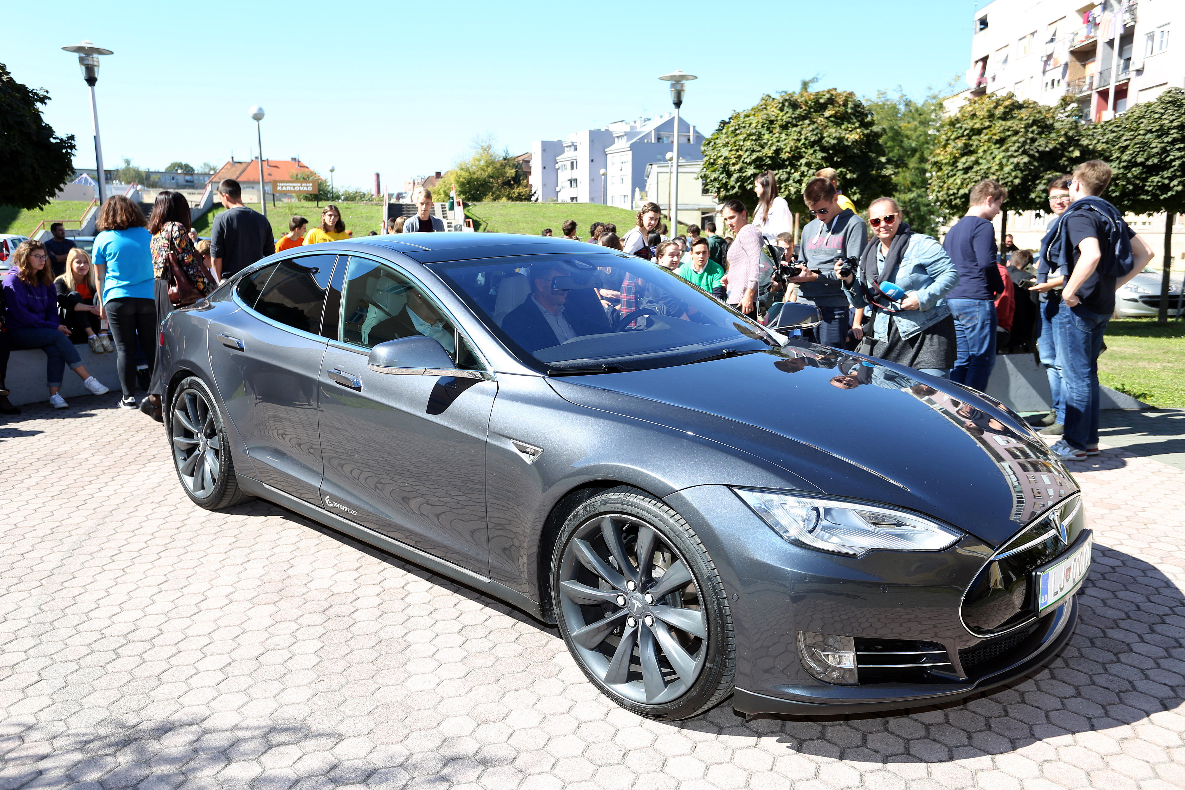 Učenicima Gimanzije Karlovac predstavljen Tesla model S