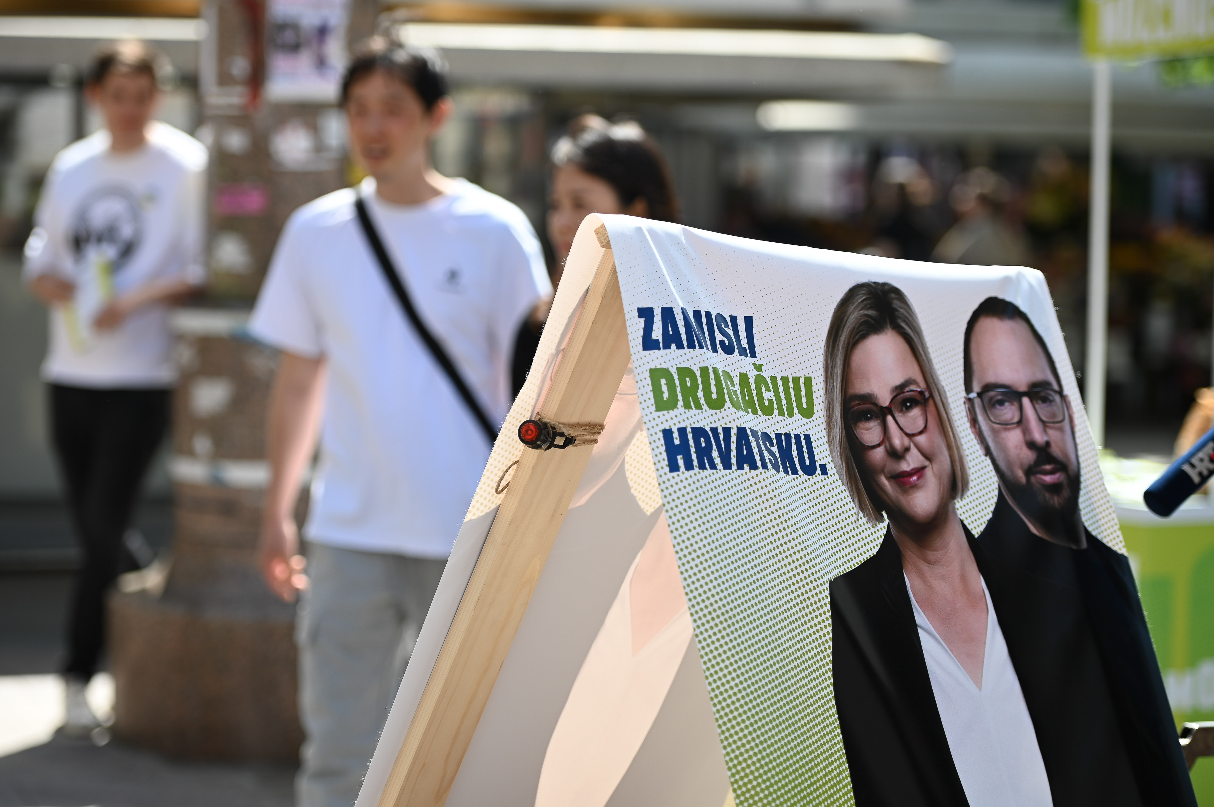 Zagreb: Stranka Možemo! na Trgu Petra Preradovića skuplja glasove za izbore