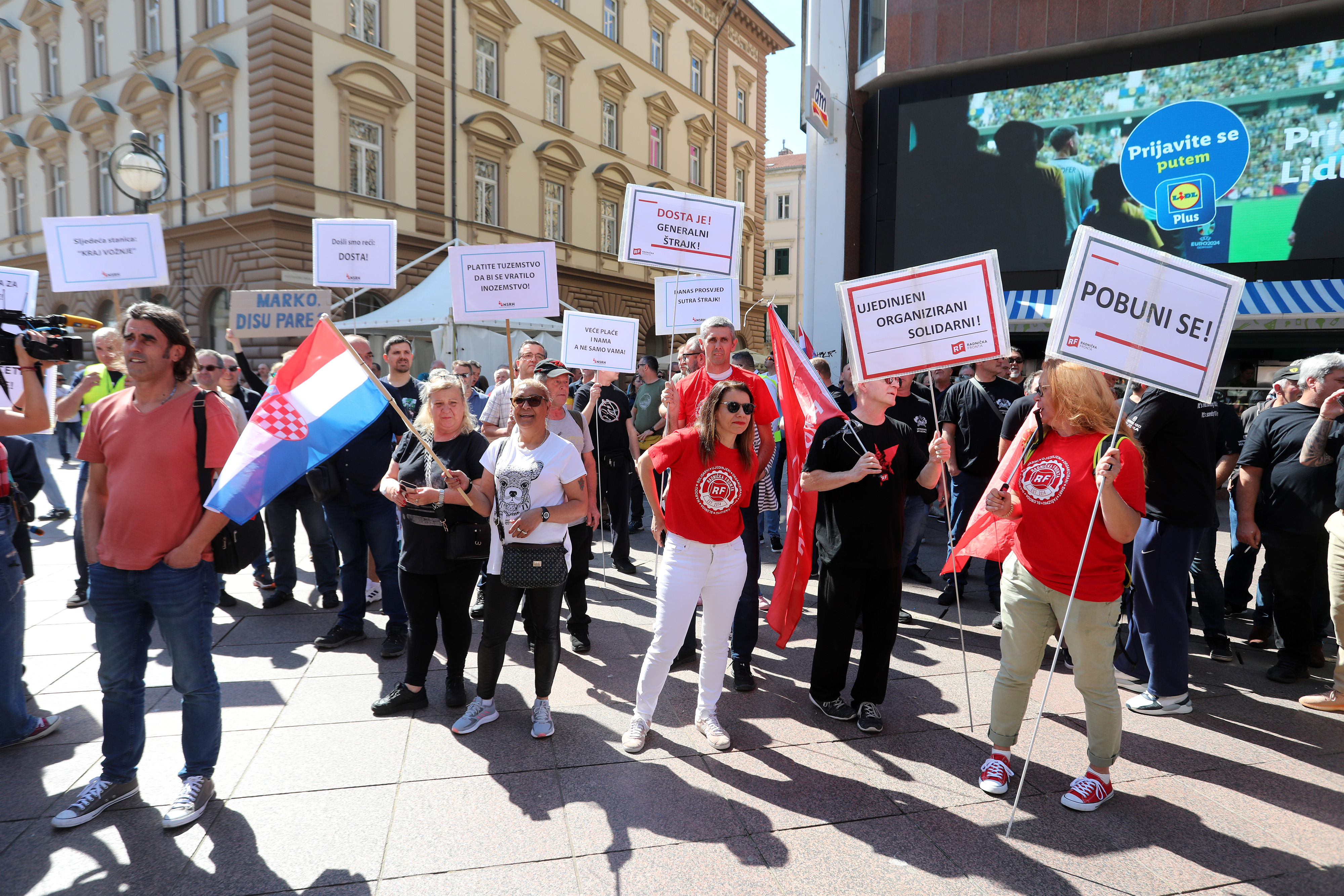 Rijeka: Prosvjed radnika Autotroleja na Korzu