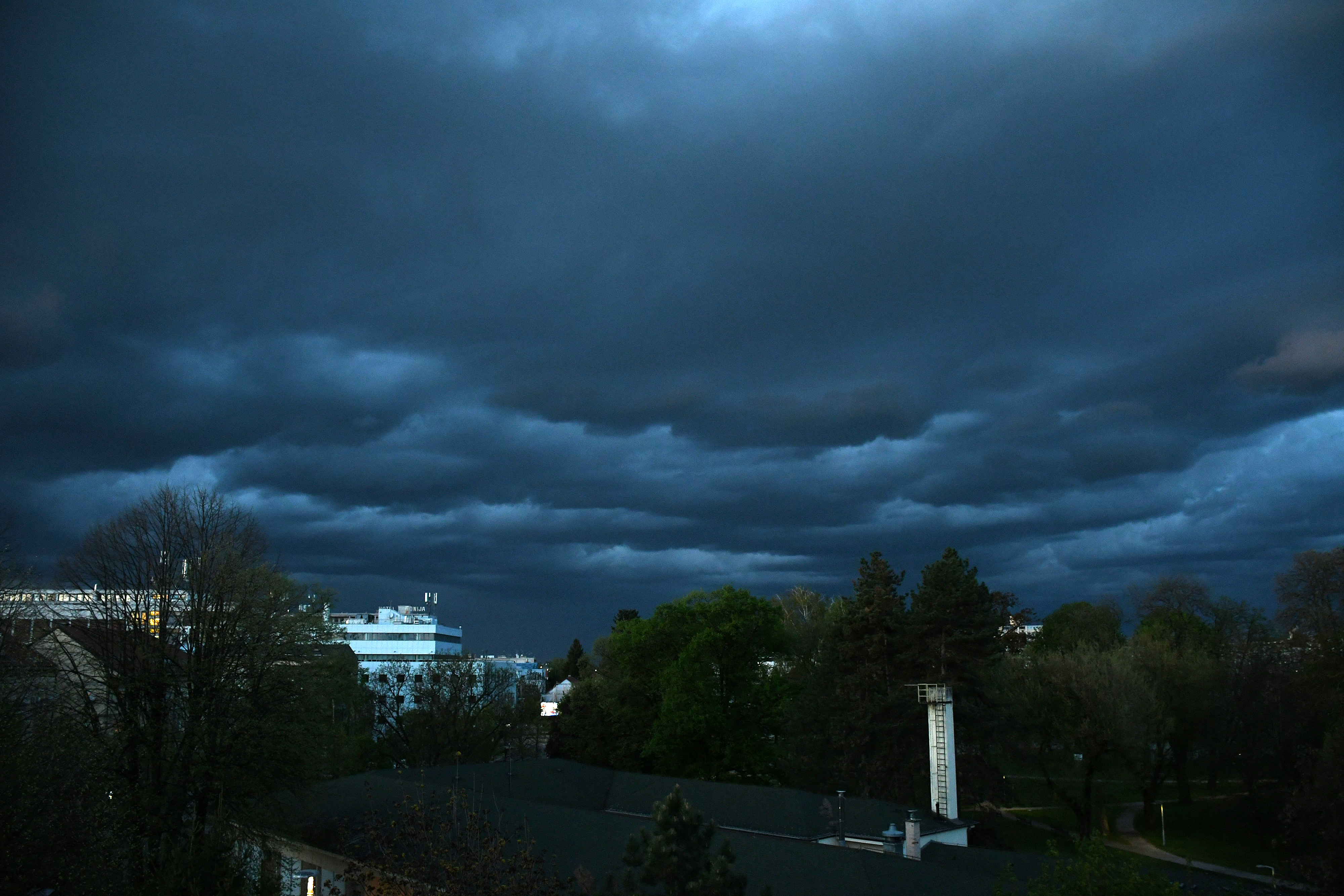 Tamni oblaci na nebu iznad Siska