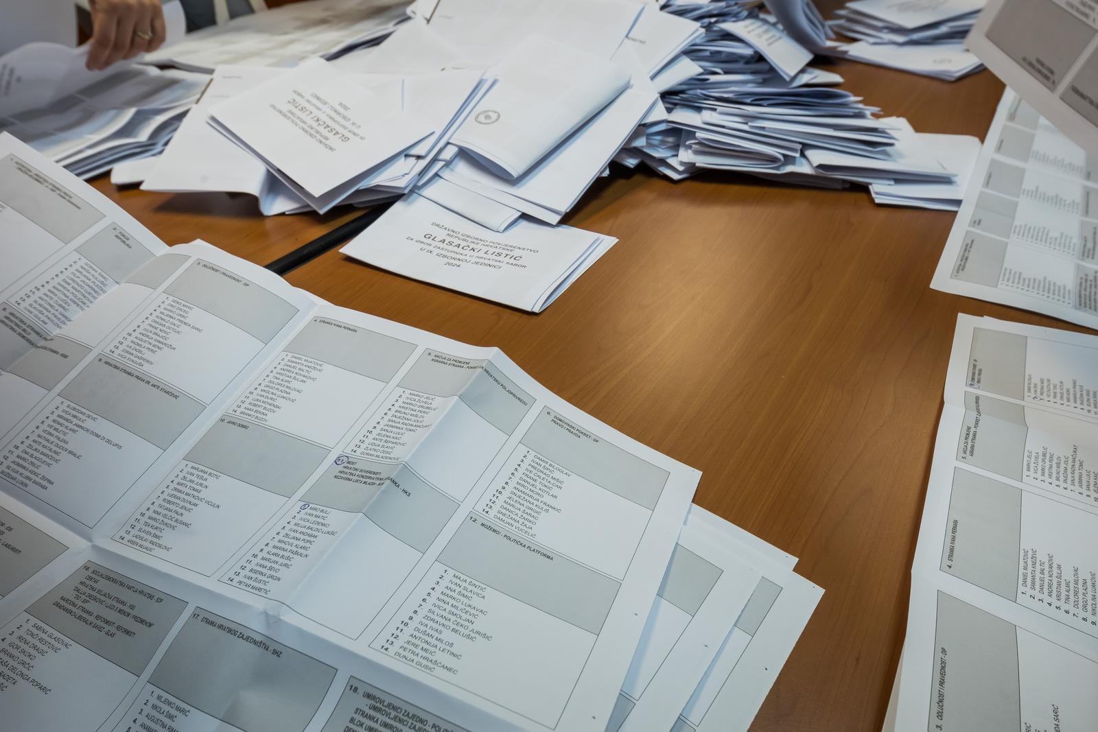 Kaštel Stari: U 19 sati zatvorena su birališta te je započelo prebrojavanje glasačkih listića