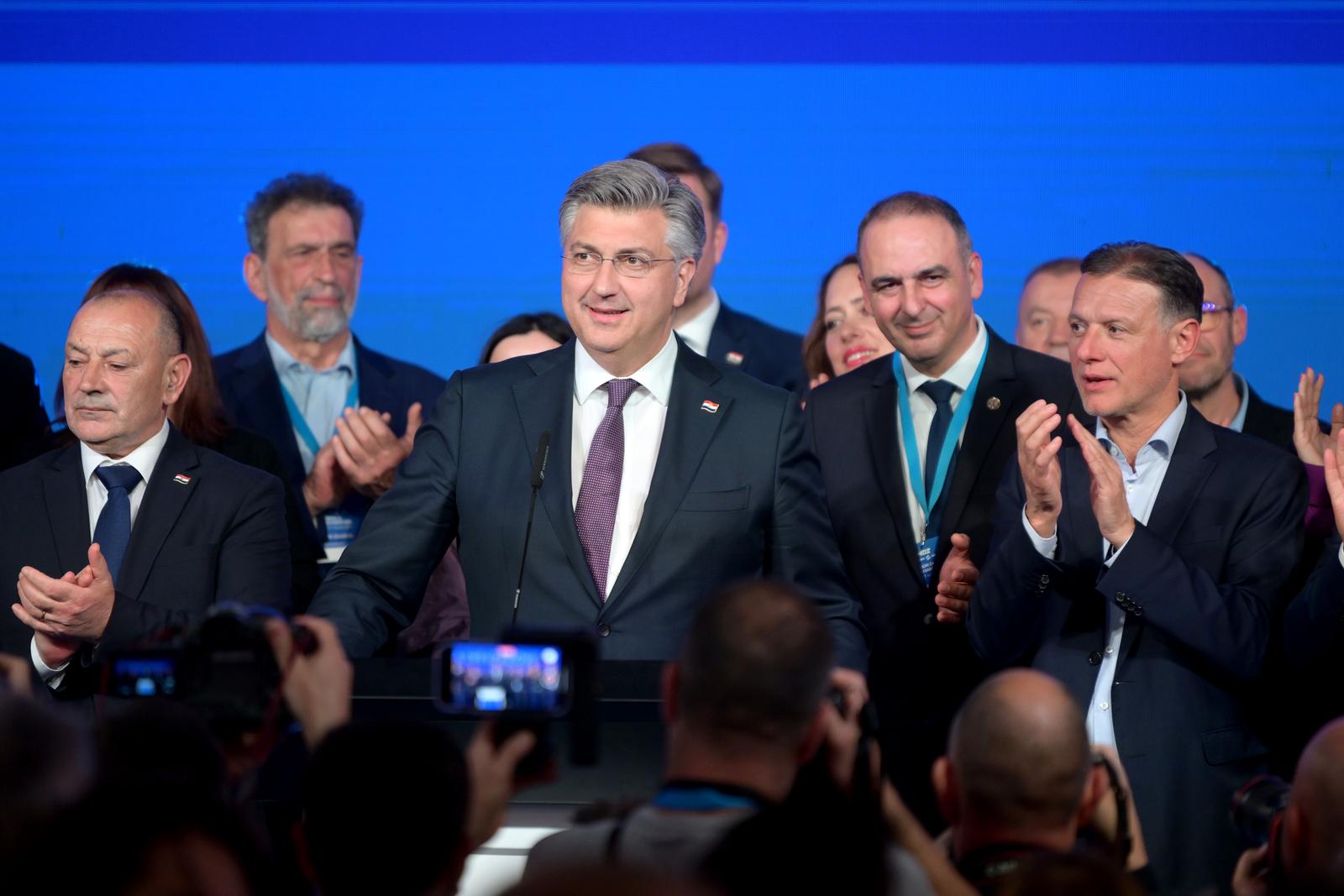 Zagreb: Andrej Plenković obratio se okupljenima u stožeru HDZ-a