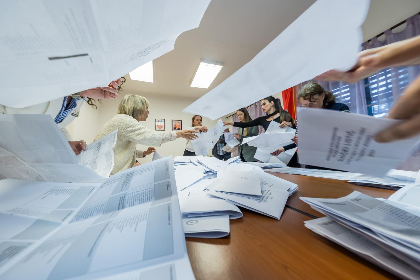 Kaštel Stari: U 19 sati zatvorena su birališta te je započelo prebrojavanje glasačkih listića