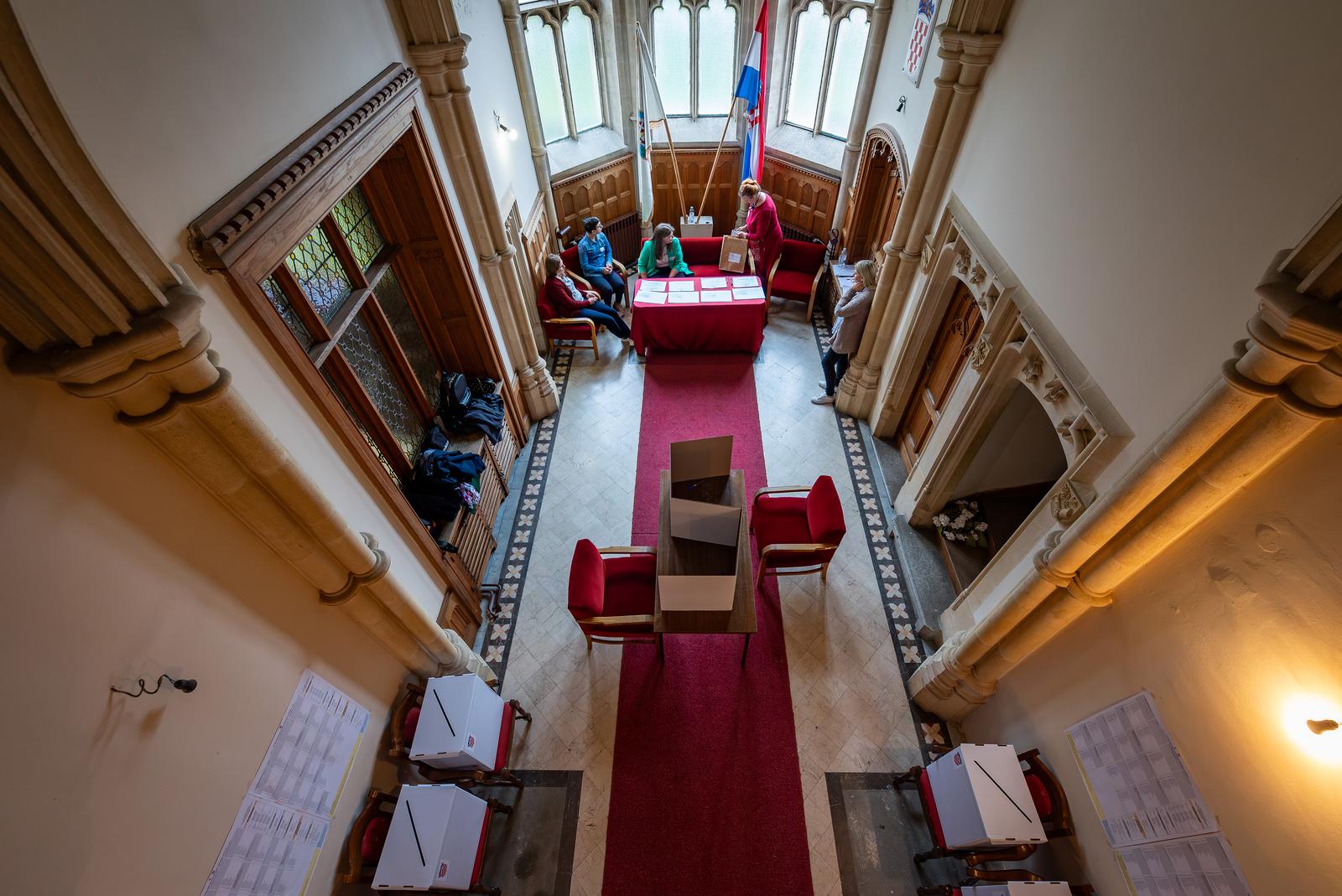 Biračko mjesto u kapelici dvorca Mailath-Prandau u Donjem Miholjcu