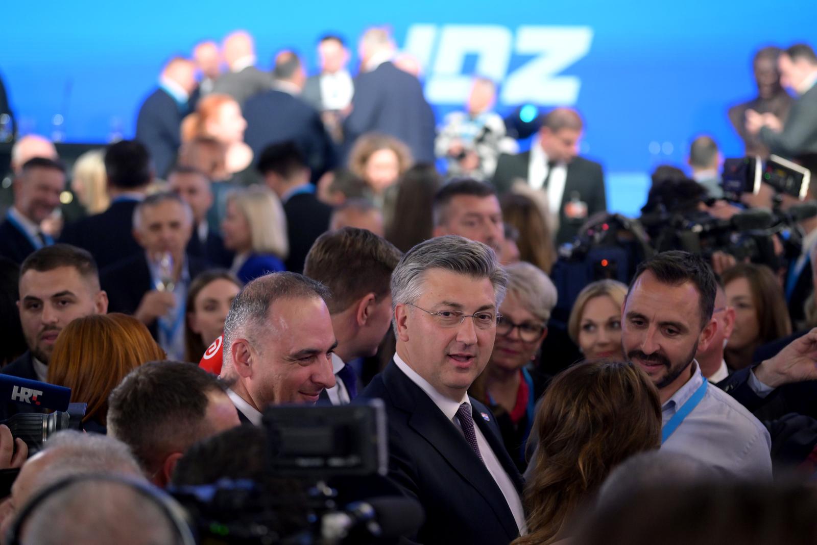 Zagreb: Andrej Plenković obratio se okupljenima u stožeru HDZ-a