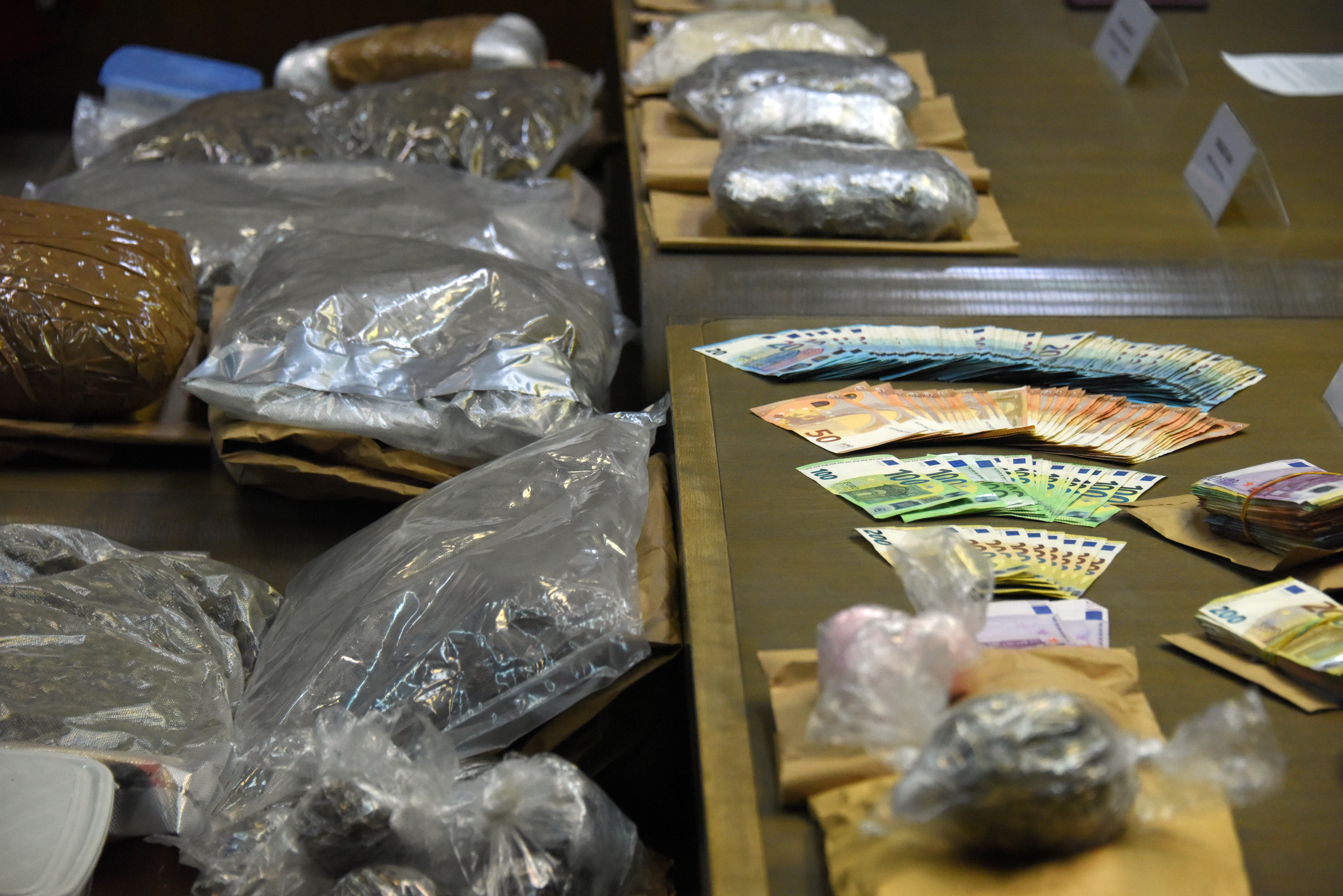 Pula: Policijski slubenici PU Istarske i PU Zagrebacke, uhitili 10 osoba osumnji?enih za trgovinu drogom