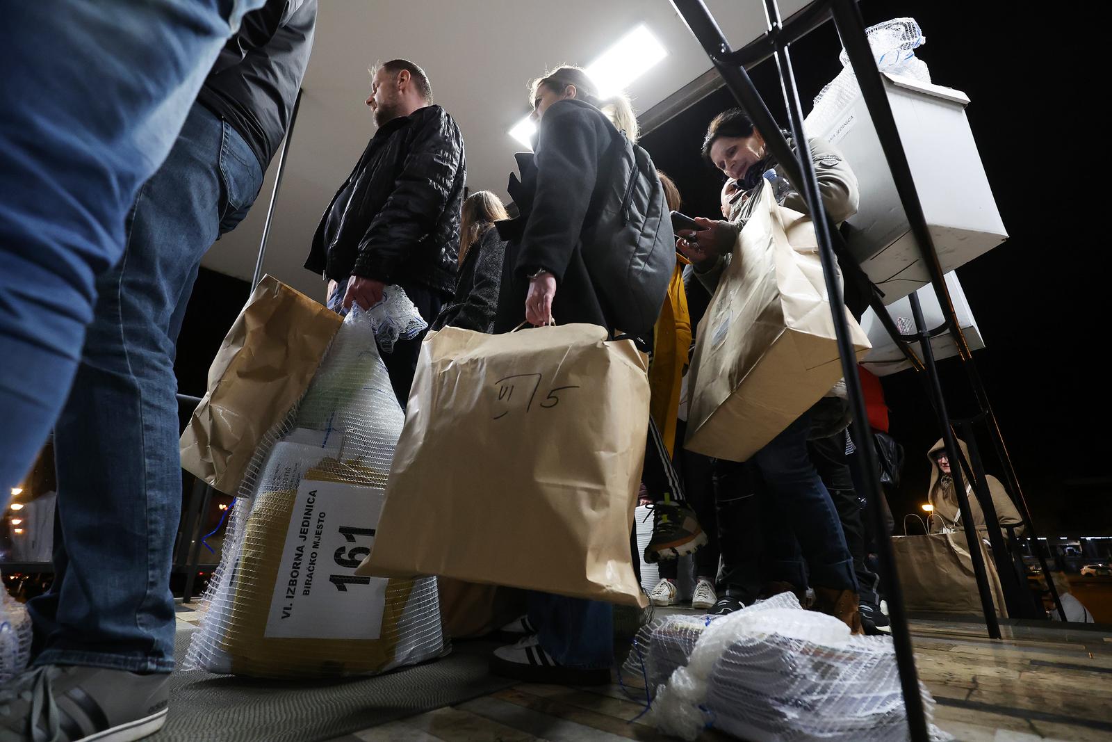 Zagreb: Red ispred Državnog izbornog povjerenstva, ljudi stoje s kutijama biračkih listića