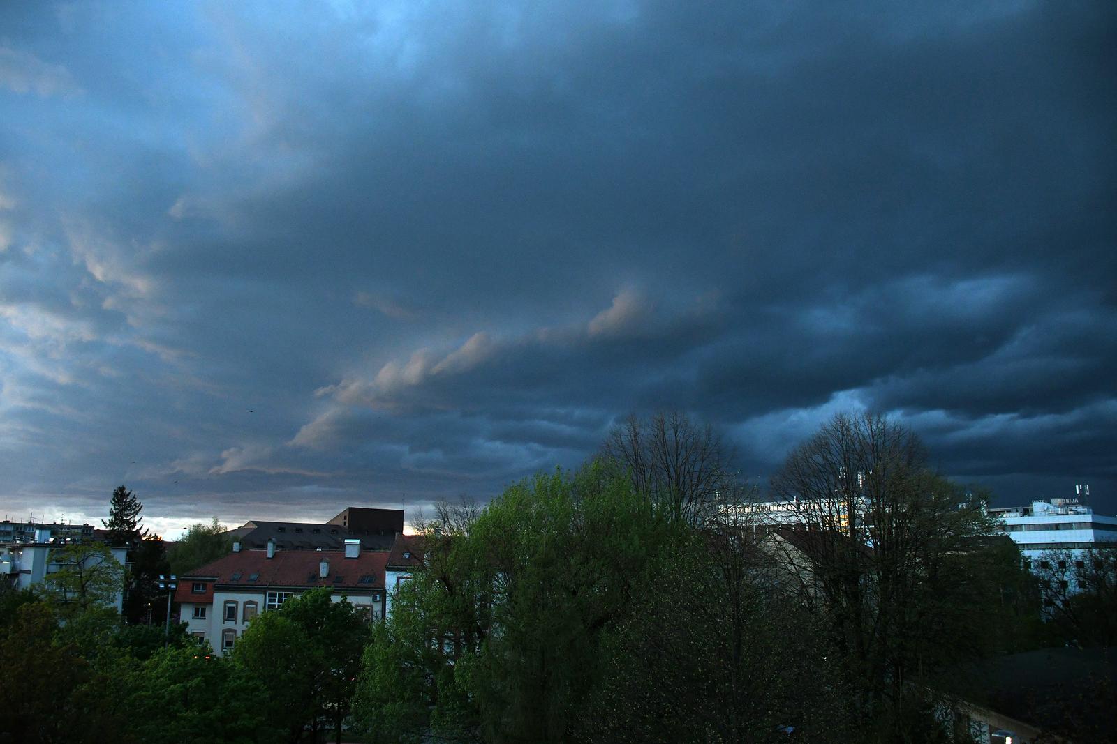 Tamni oblaci na nebu iznad Siska