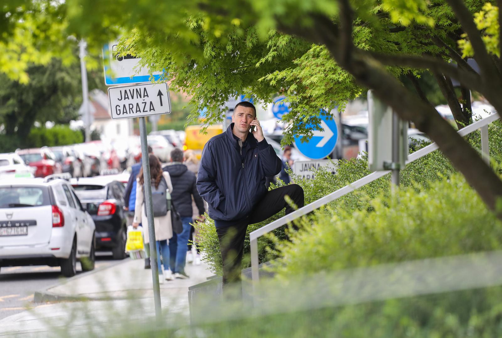 EKSKLUZIVNO: Zagreb: Ivan Penava nakon izborne no?i ispred hotela International gdje je bio stoer DP-a