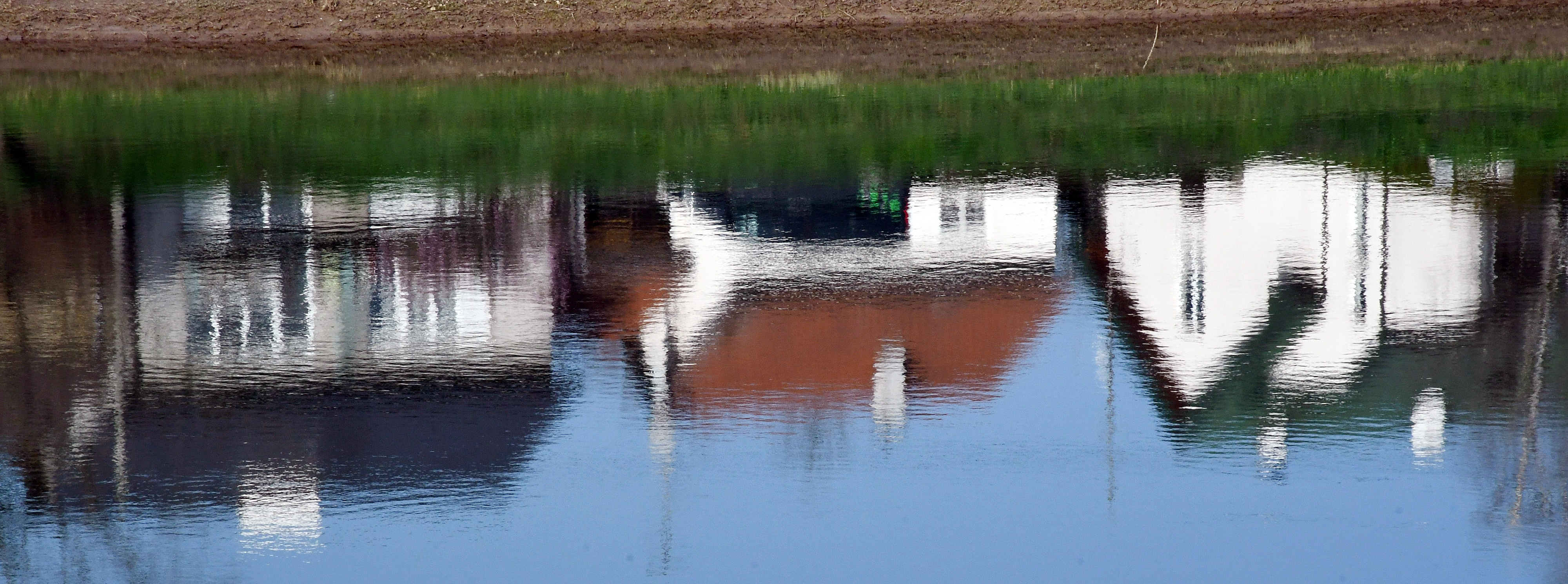 Odraz kuća u rijeci Kupi nedaleko od Siska
