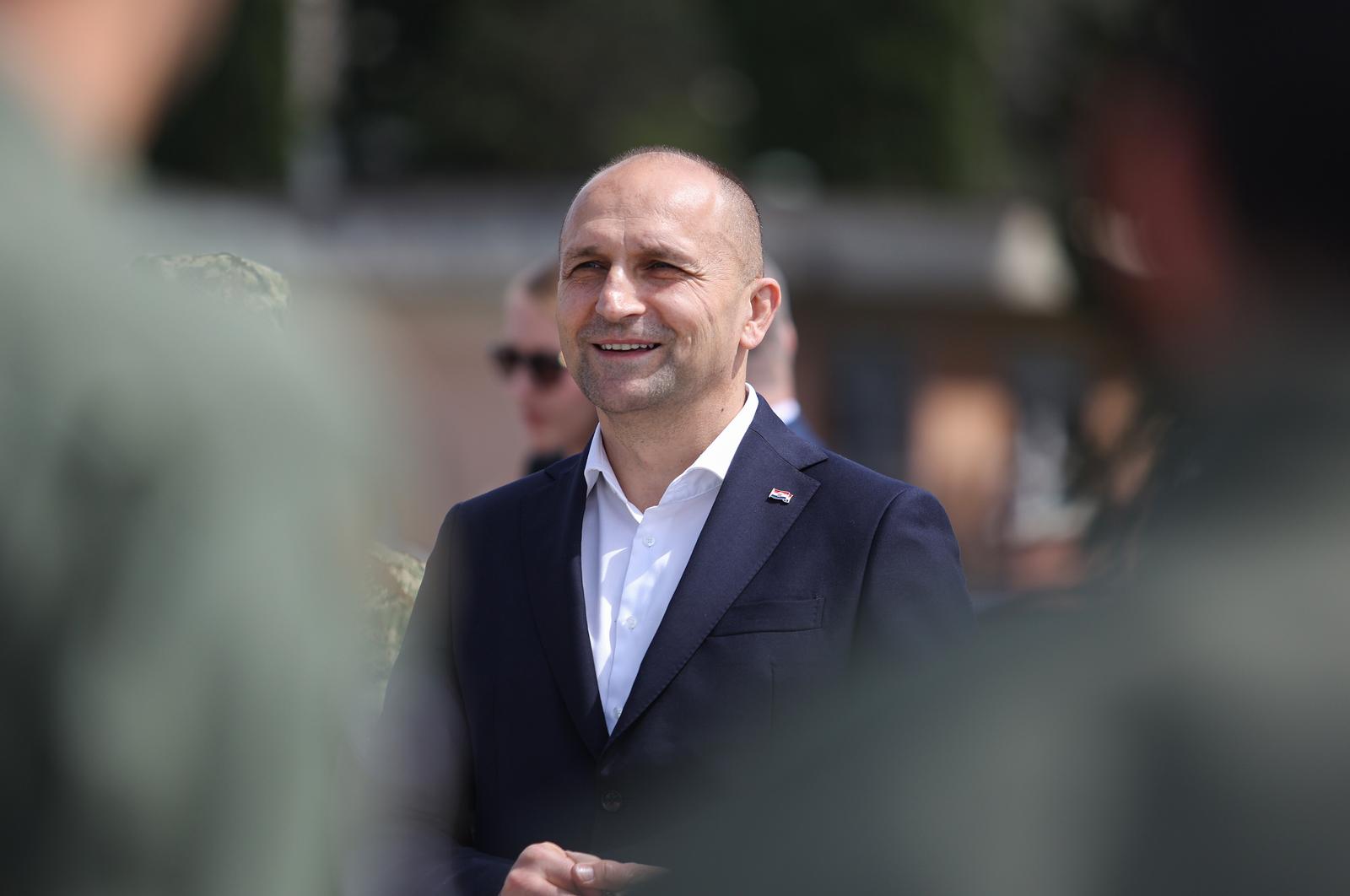 Split: Ivan Anušić i Tihomir Kundid posjetili 395. eskadrilu transportnih helikoptera u vojarni Knez Trpimir u Divuljama