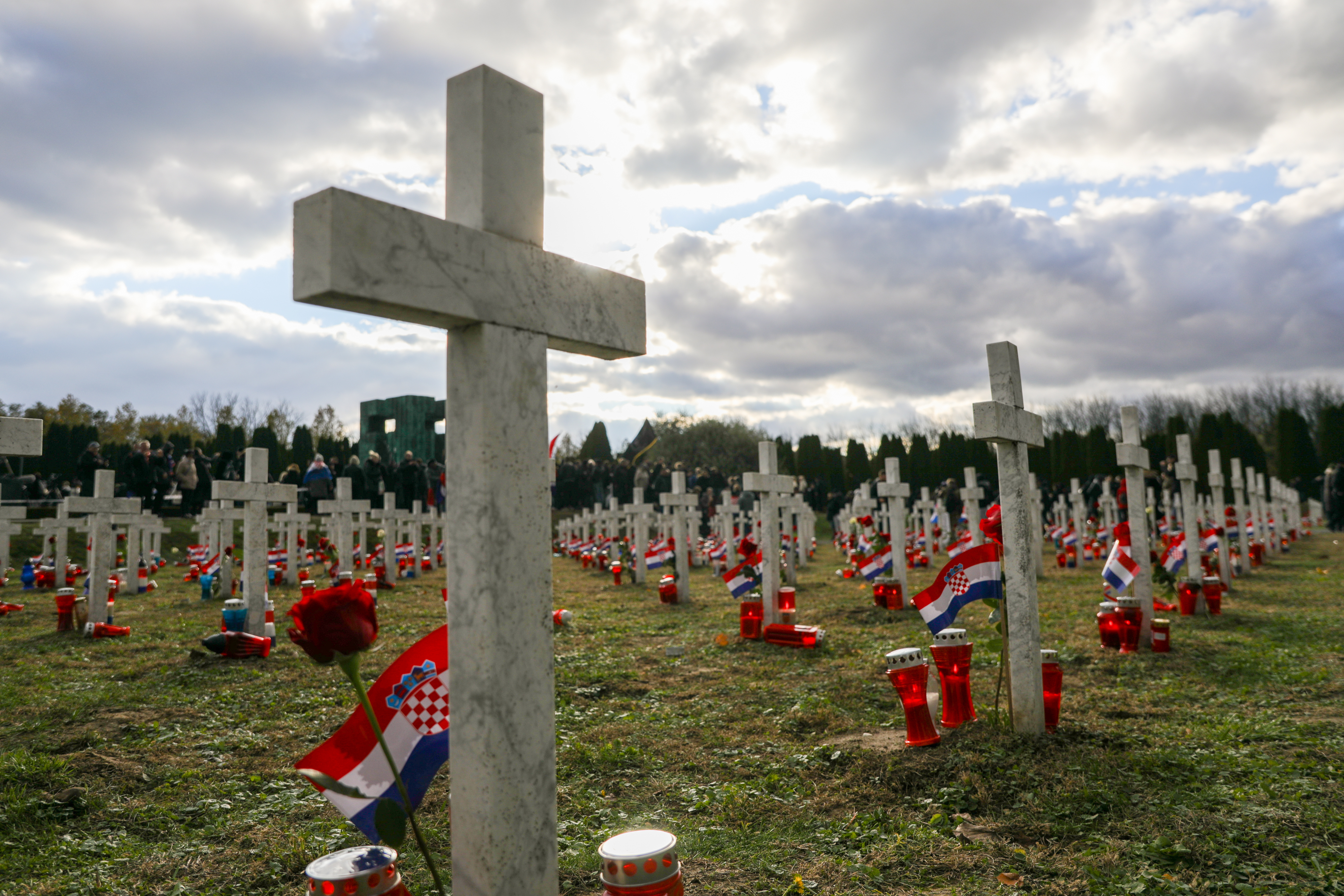 Na Memorijalnom groblju žrtava Domovinskog rata upaljene svijeće i položene ruže za sve žrtve Vukovara