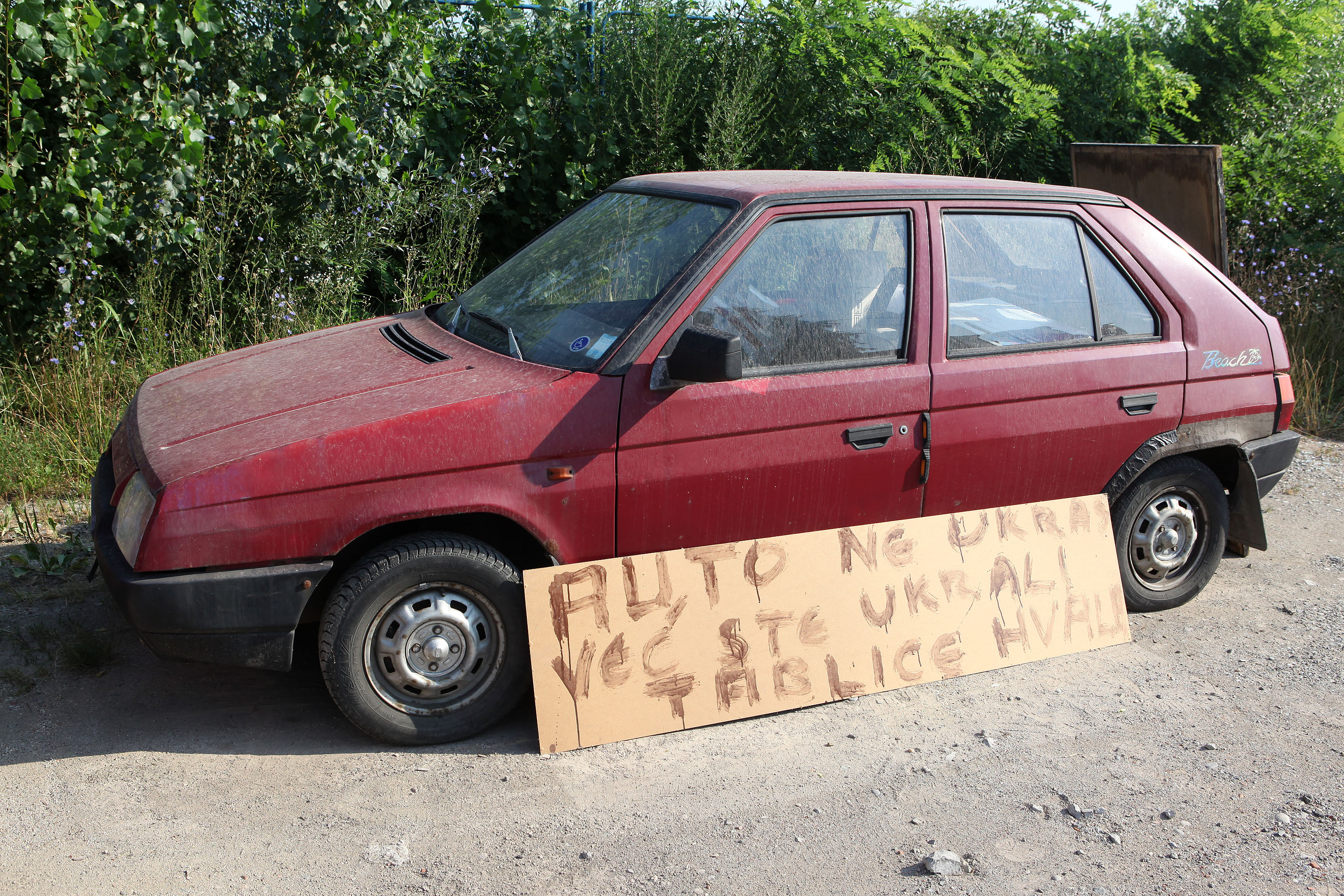 Zagreb: Vlasnik starih automobila pokraj otpada moli da se ne kradu