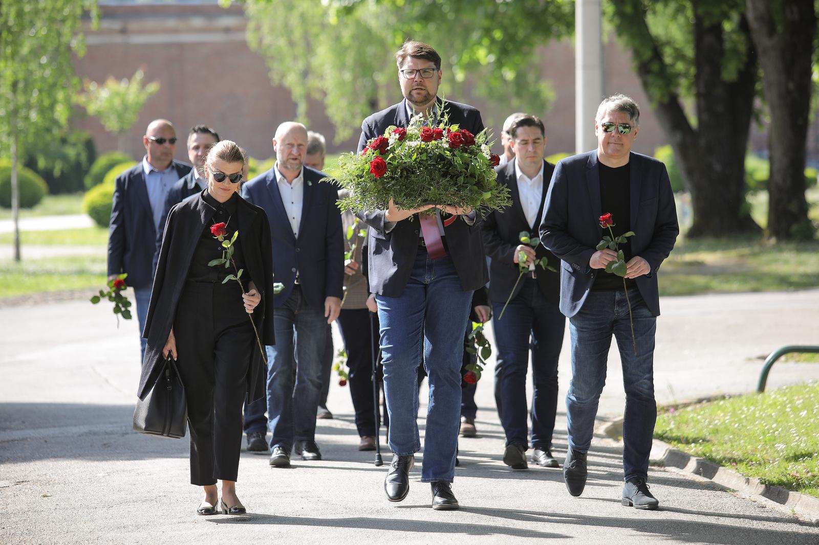 Zagreb: Delegacija SDP-a položila vijenac na Mirogoju povodom 17. godišnjice smrti Ivice Račana