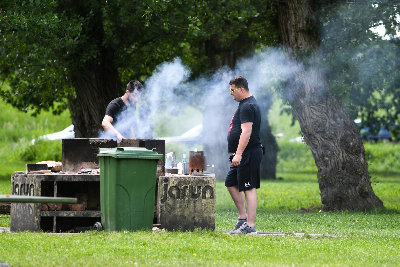 Građani iskoristili sunčan i topao dan za odmor i rekreaciju uz jezero Jarun