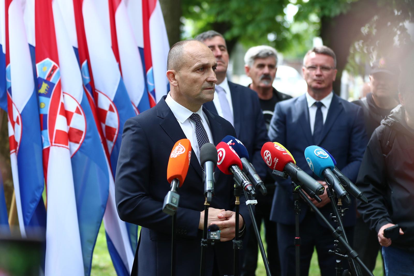 Ivan Anušić o fotografiji s pripadnicima DP-a: Moja prijateljstva nisu ograničena na stranačku pripadnost