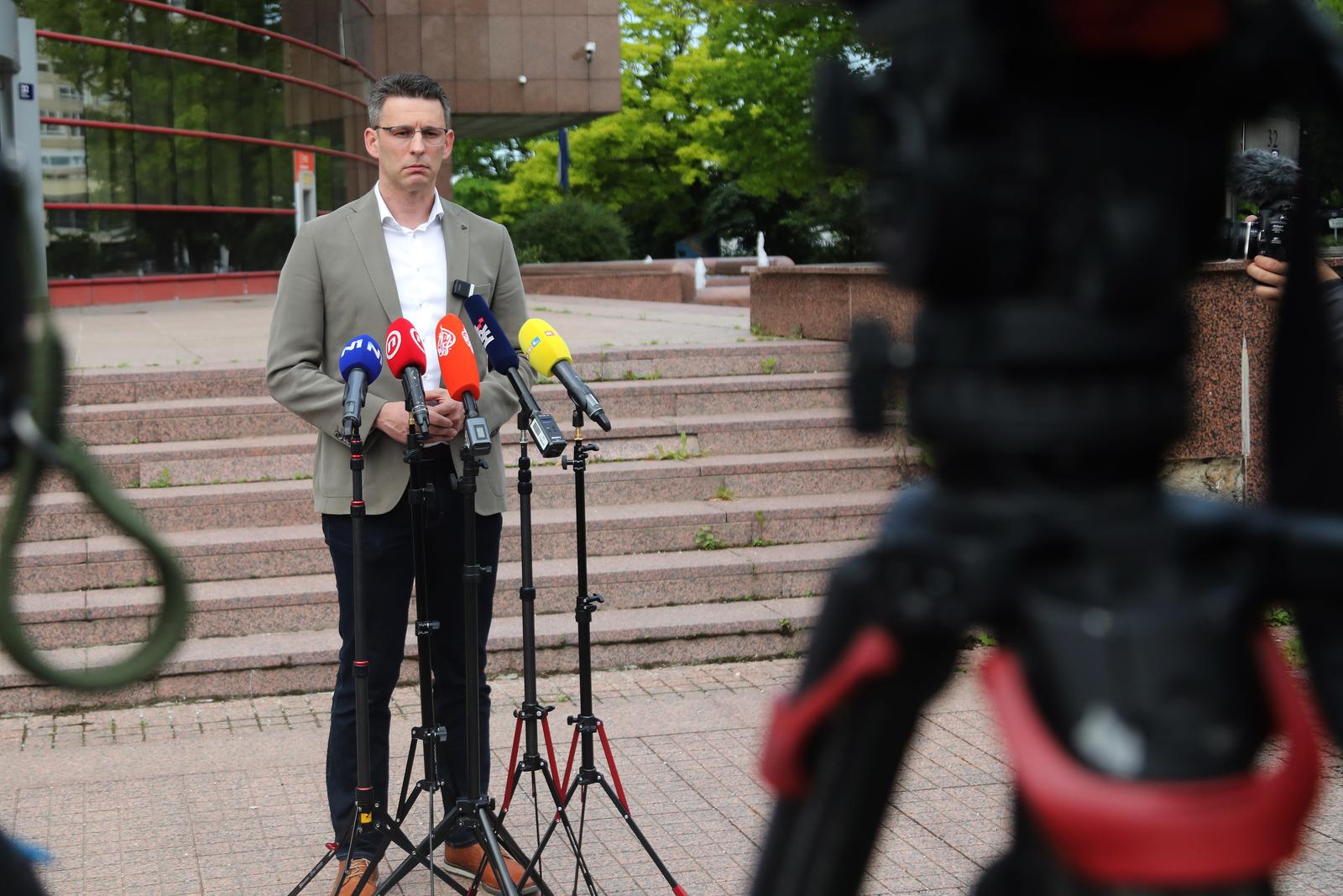 Zagreb: Božo Petrov ispred zgrade Porezne uprave obratio se javnosti tražeći osnivanje ureda za istraživanje porijekla imovine