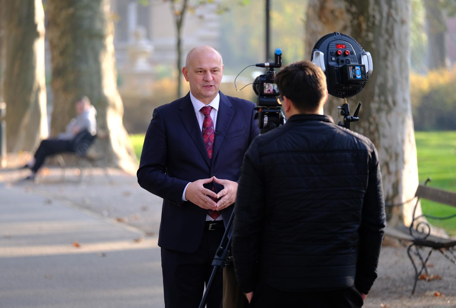 Zagreb: Mislav Kolakušić snima promo spot na Zrinjevcu