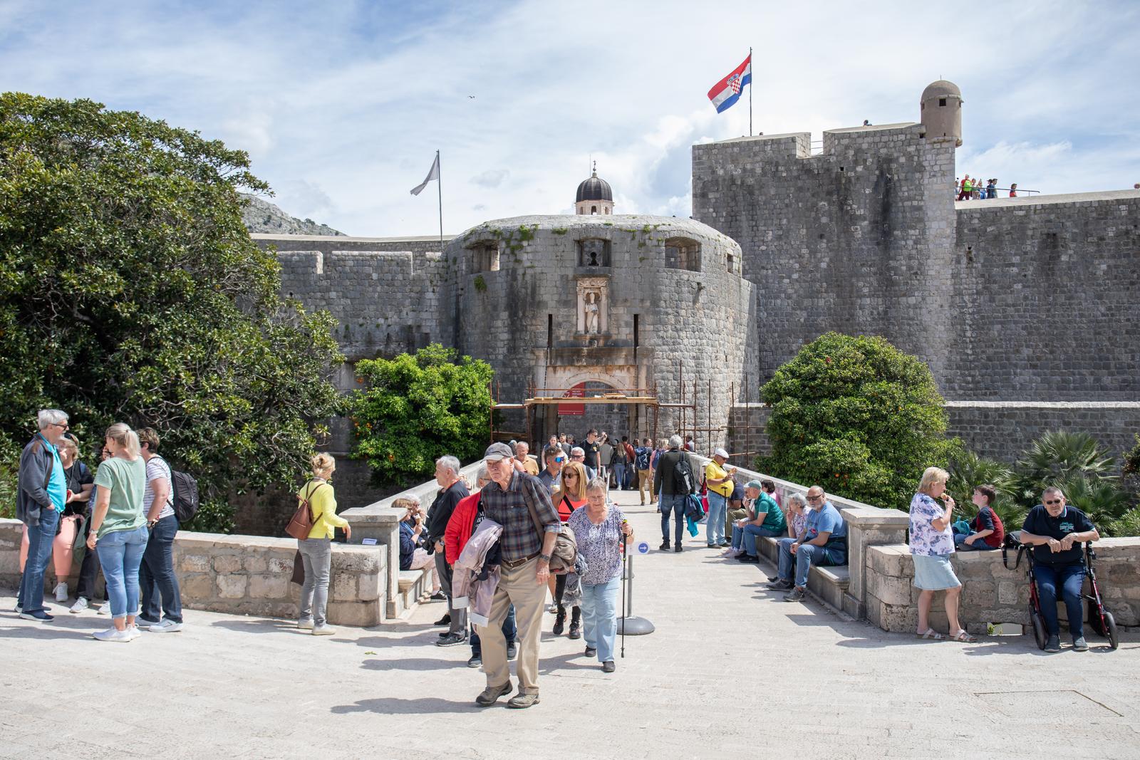 Velik broj turista svakodnevno posjećuje Dubrovnik