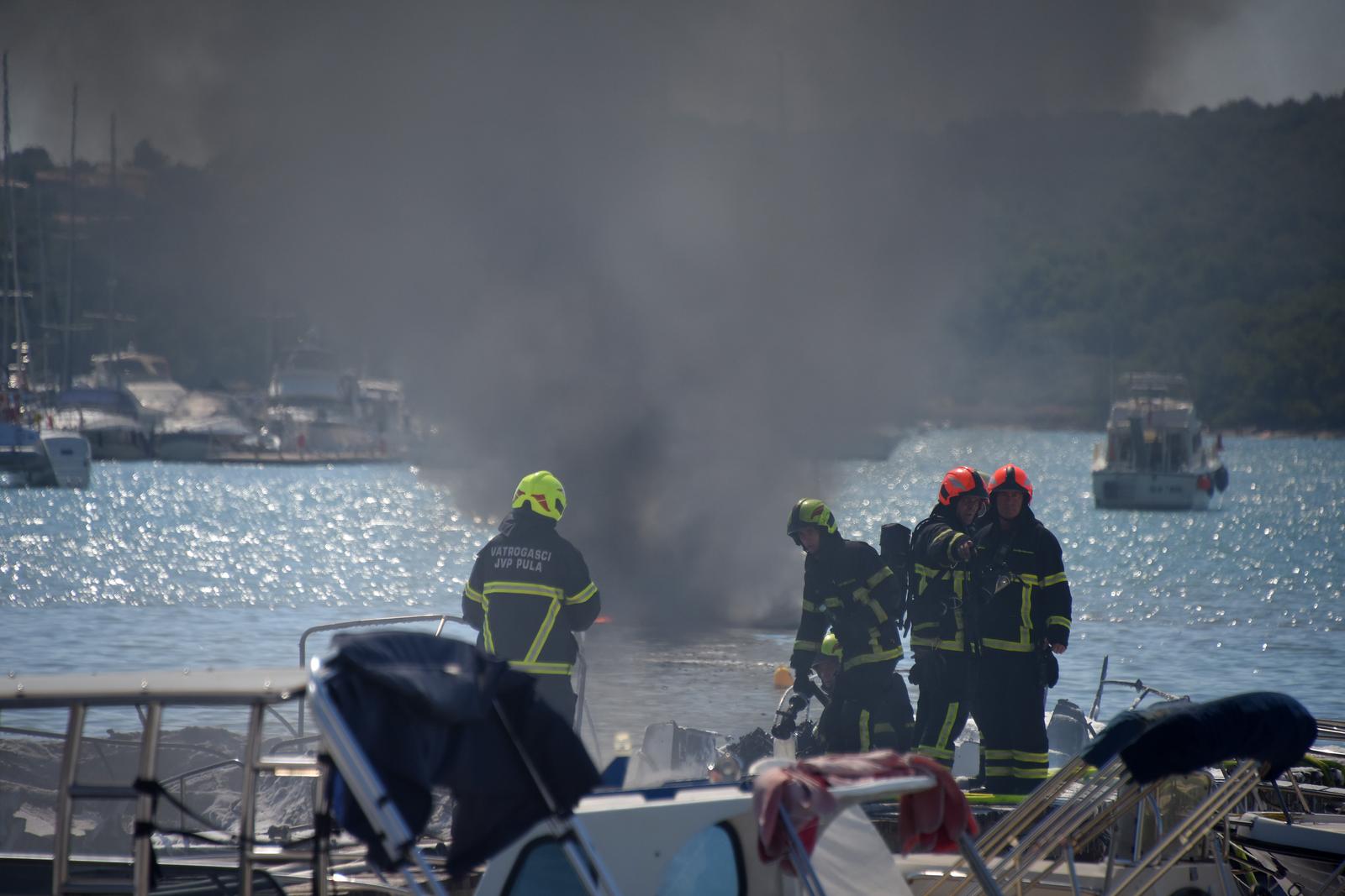 U požaru u Medulinu izgorjelo pet brodova