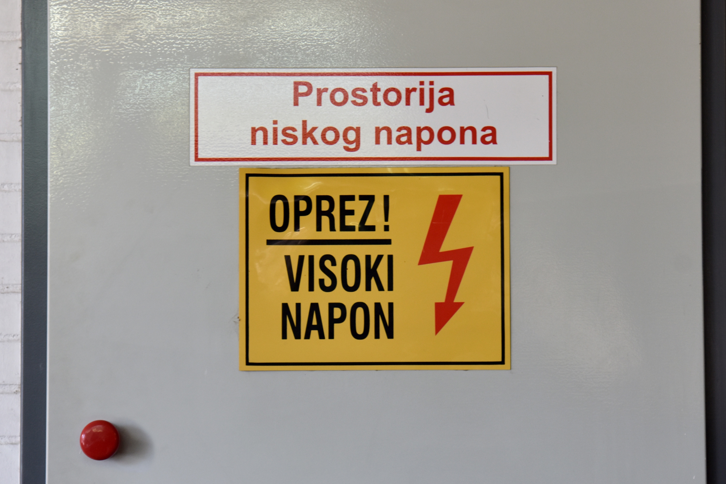 Kontradiktorni natpis na ormari?u za struju