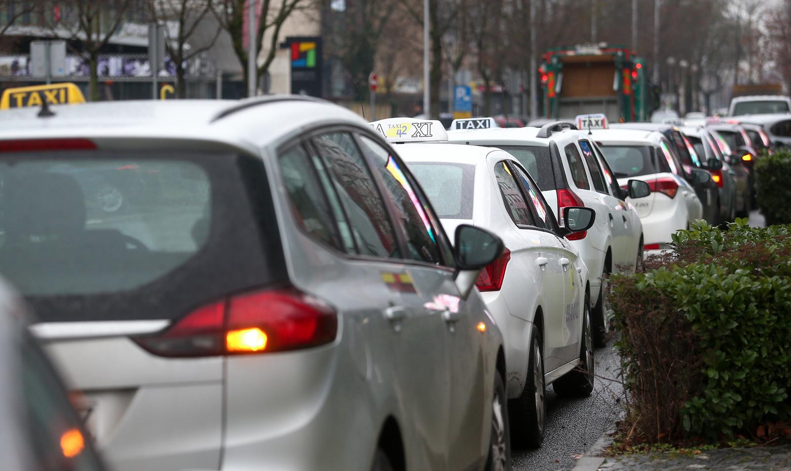 Zagreb: Novoosnovani Nezavisni sindikat vozača taksija održao prosvjed upozorenja