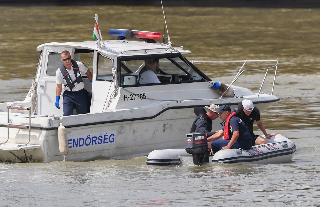HUNGARY-SKOREA-ACCIDENT-BOAT