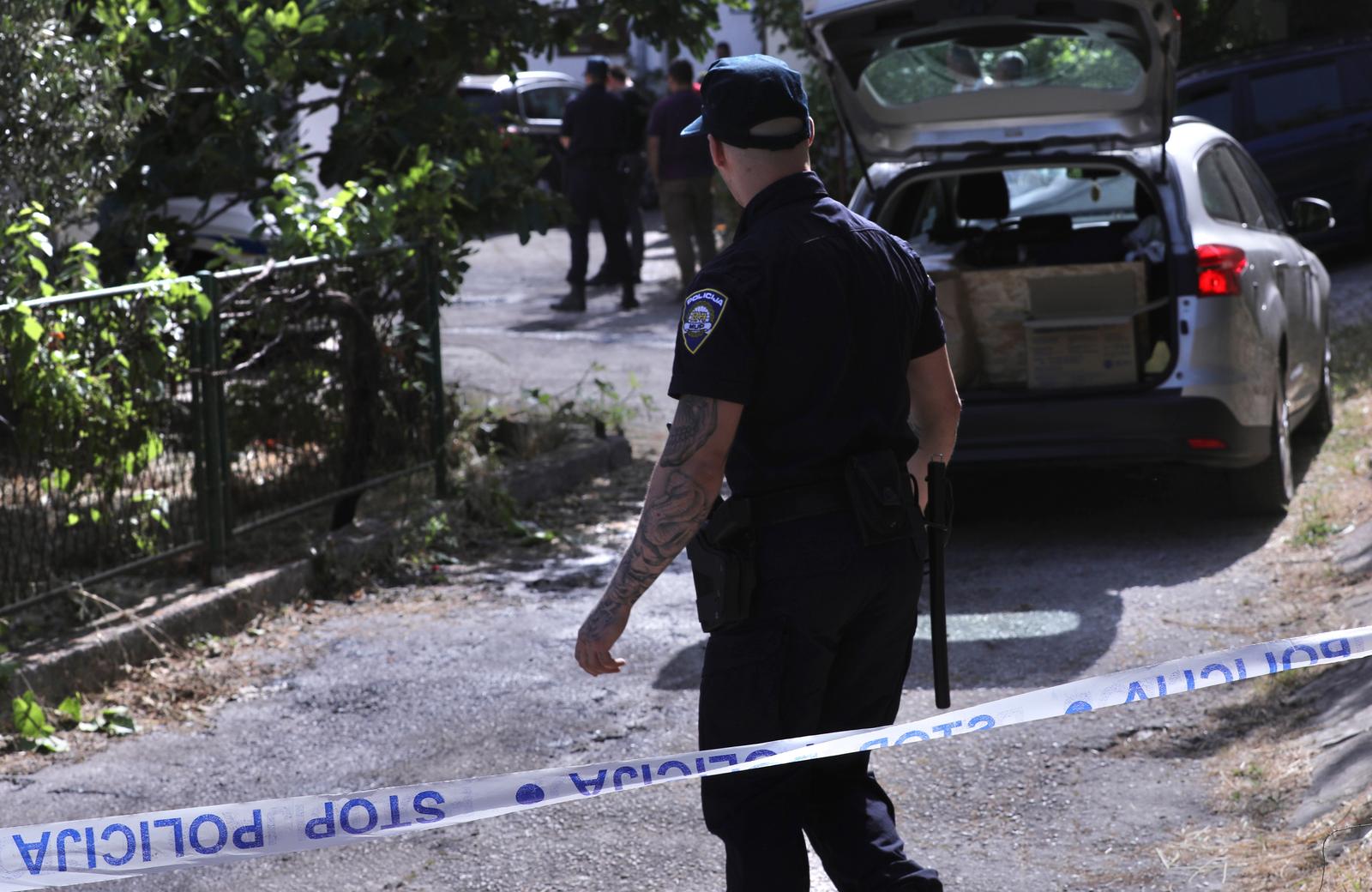 Split: U jutarnjim satima na Stinicama izbio požar koji je zahvatio dva vozila, jedno u potpunosti izgorjelo