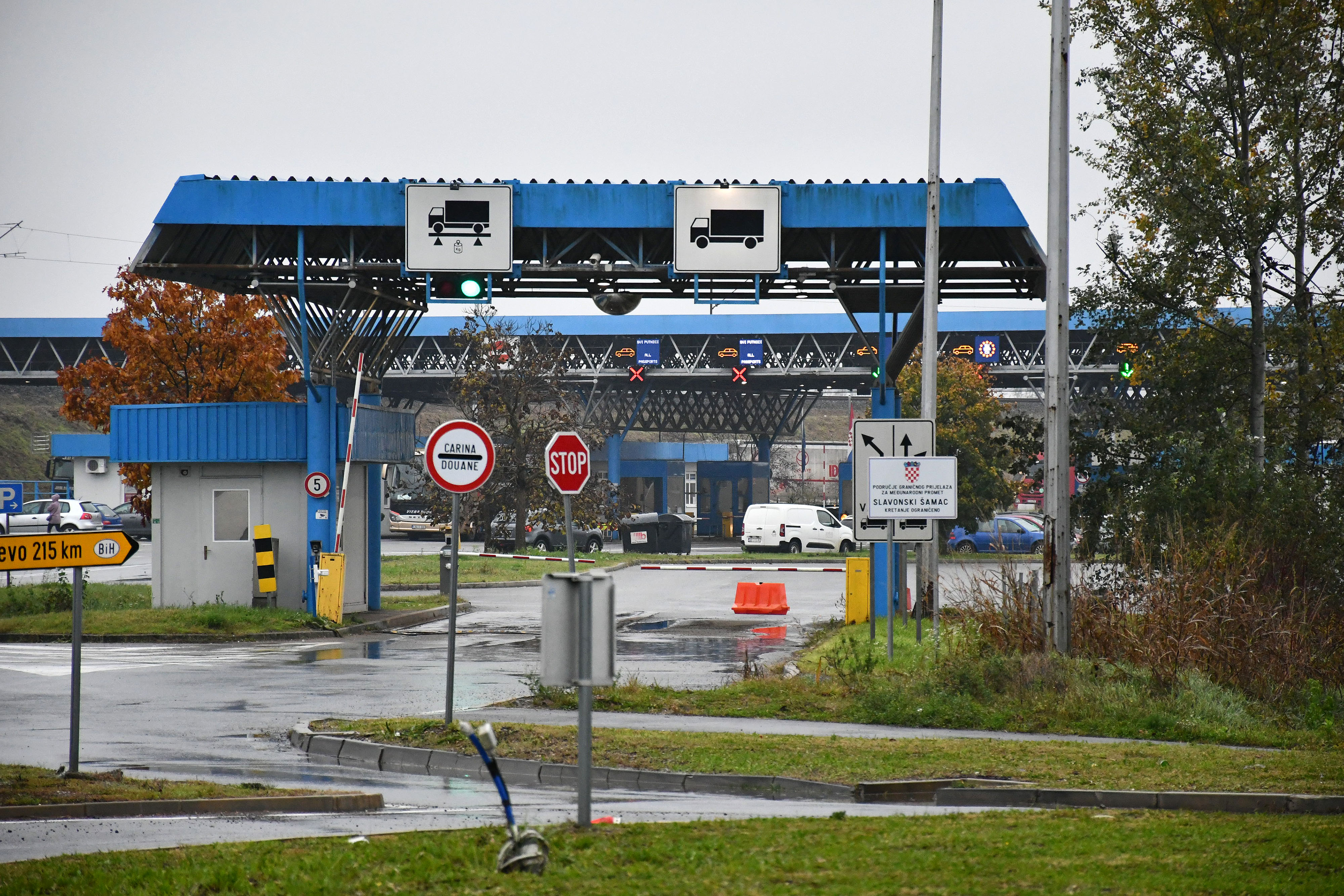 Slavonski Šamac: Policija zapriječila prolaz traktorima prema graničnom prijelazu