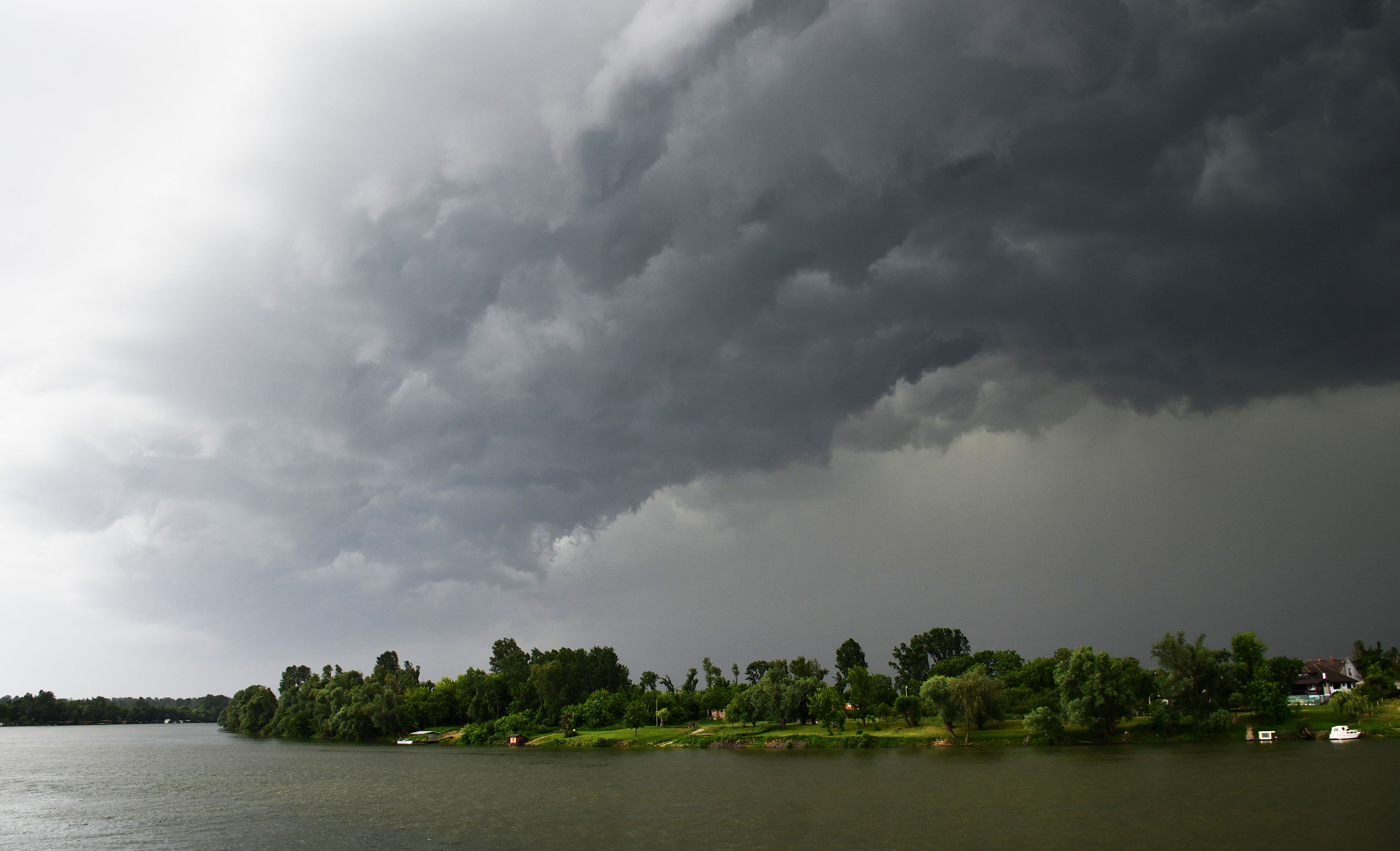 Slavonski Brod: Tamni olujni oblaci najavljuju naglu promjenu vremena
