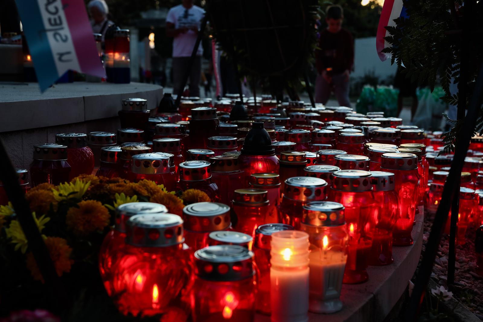 Zadarsko gradsko groblje u večernjim satima na Dan Svih svetih