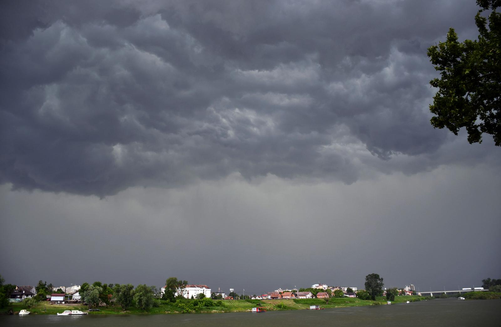 Slavonski Brod: Tamni olujni oblaci najavljuju naglu promjenu vremena