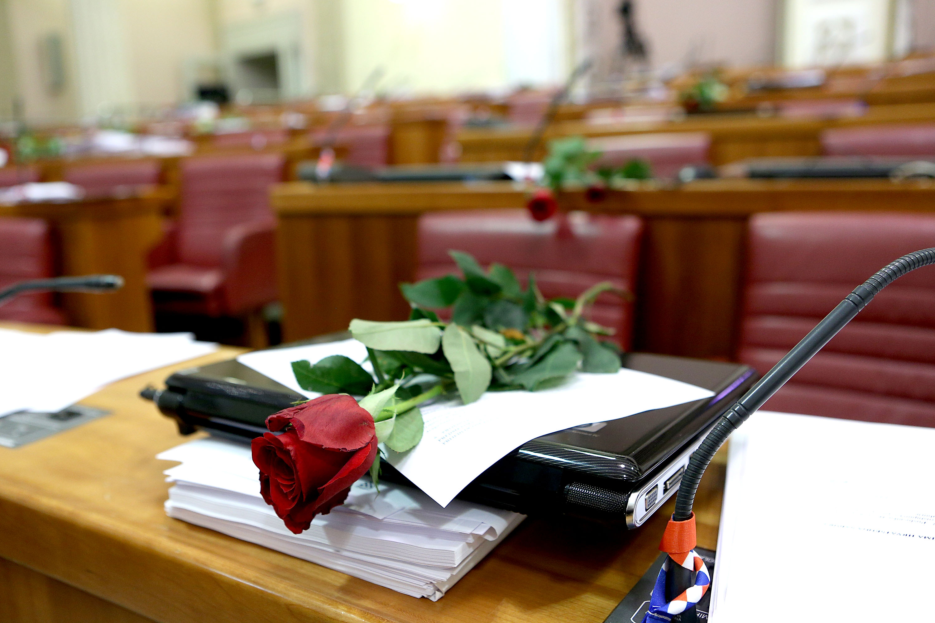 Zagreb: Povodom Dana žena zastupnice dobile ruže od predsjednika Sabora