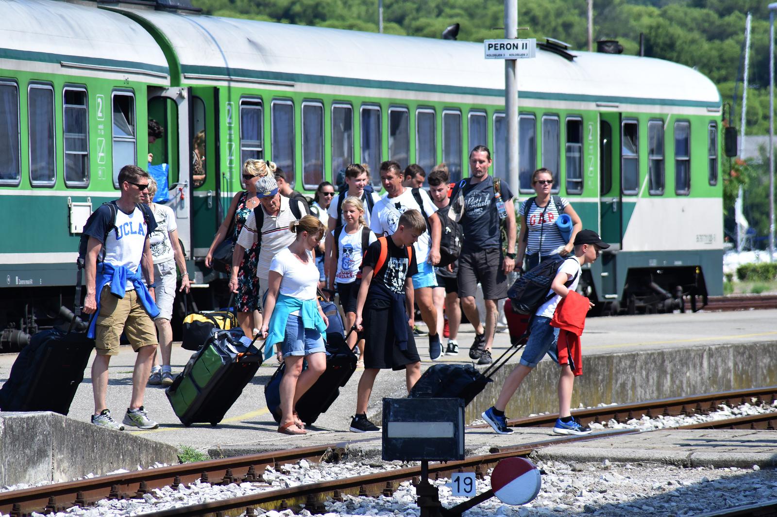 Turisti vlakom dolaze na godišnji odmor u Pulu