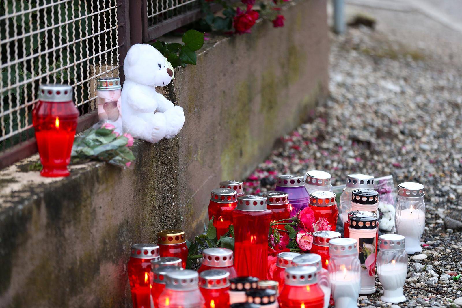 Mještani pale svijeće za poginulu djevojčicu u Dugom Selu