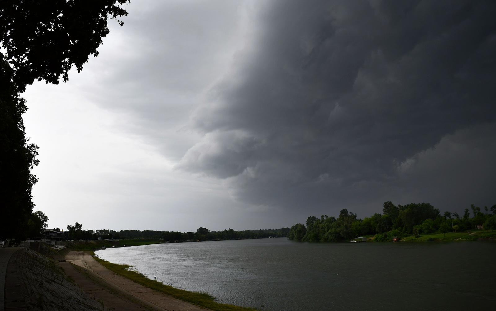 Slavonski Brod: Tamni olujni oblaci najavljuju naglu promjenu vremena