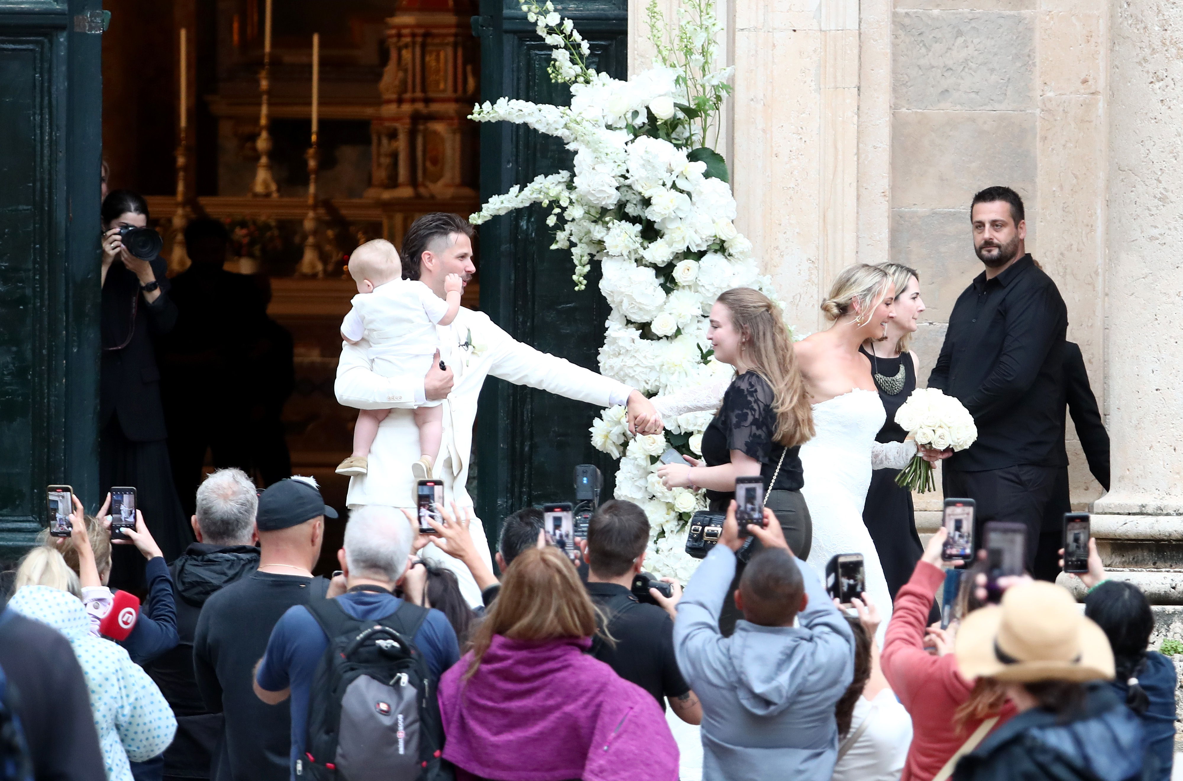 Dubrovnik: Nicole Artukovich i Liam Stewart izlaze iz crkve nakon vjenčanja