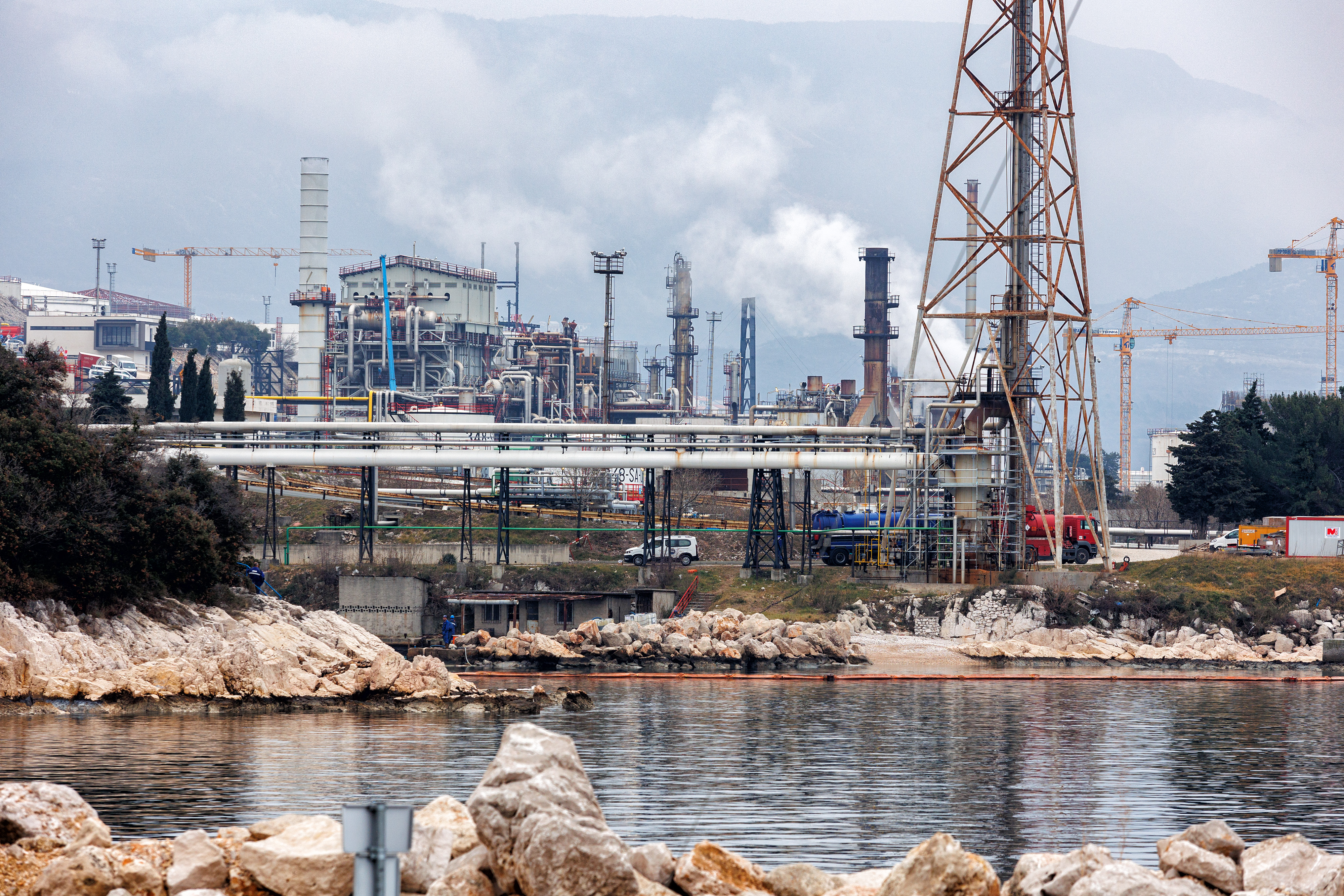 Počela sanacija onečišćenja obalnog područja ispred Inine rafinerije na Urinju