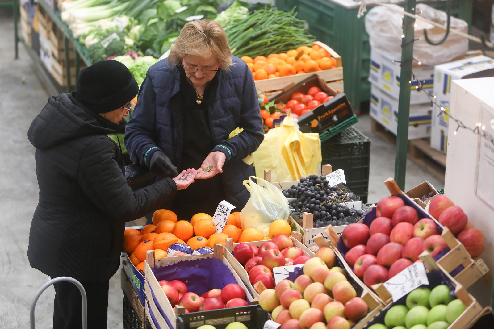 Rijetki kupci na tržnici u Karlovcu