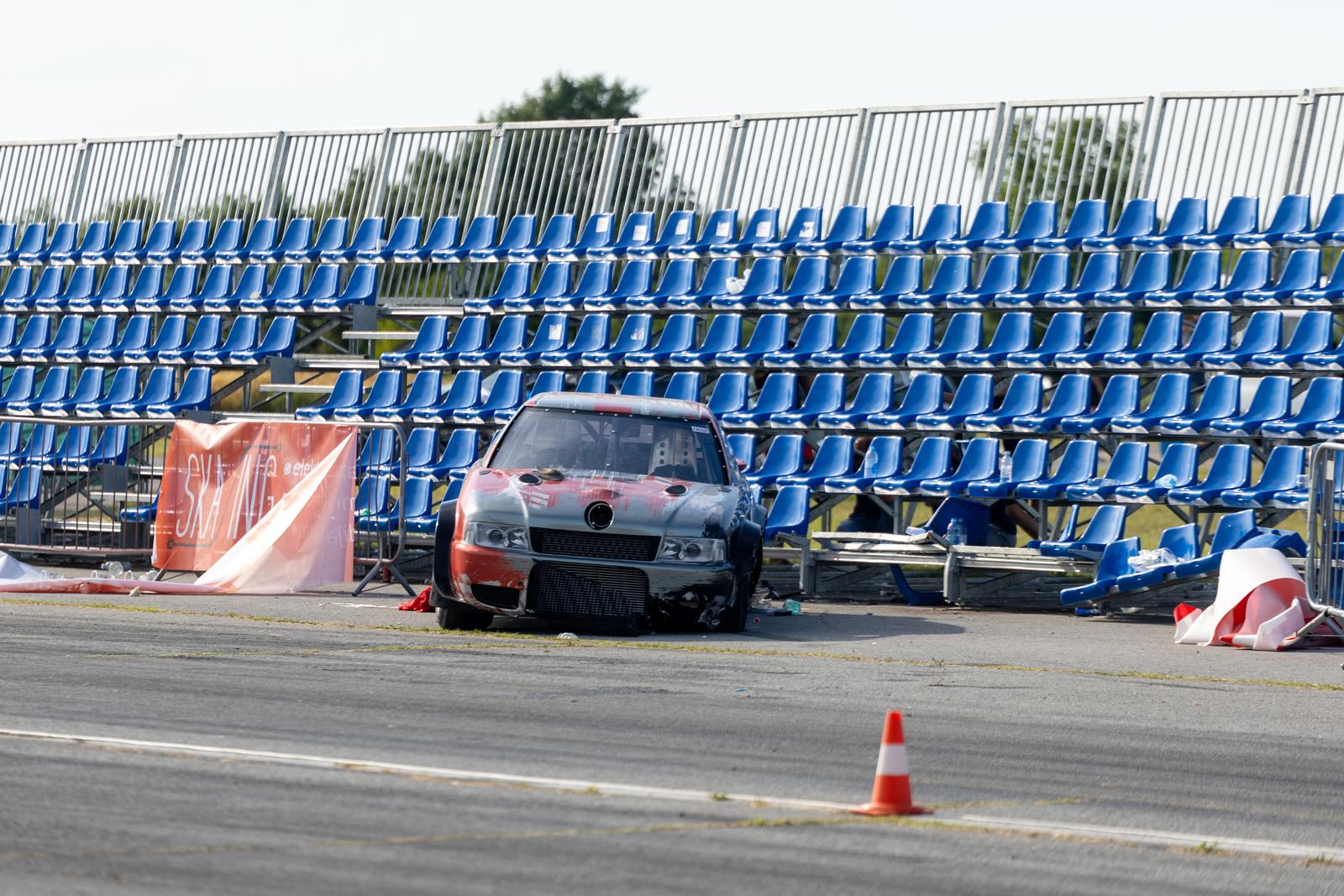 Nesreća na 31. izdanju osječkog Street race-a, natjecatelj se automobilom zabio u tribinu