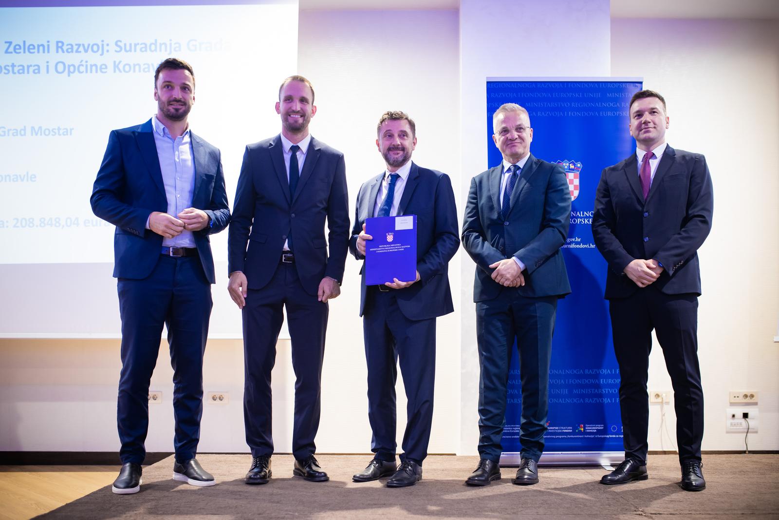 Mostar: Ministar Šime Erlić uručio je ugovore o financiranju programa prekogranične suradnje između RH i BiH za 2024. godinu