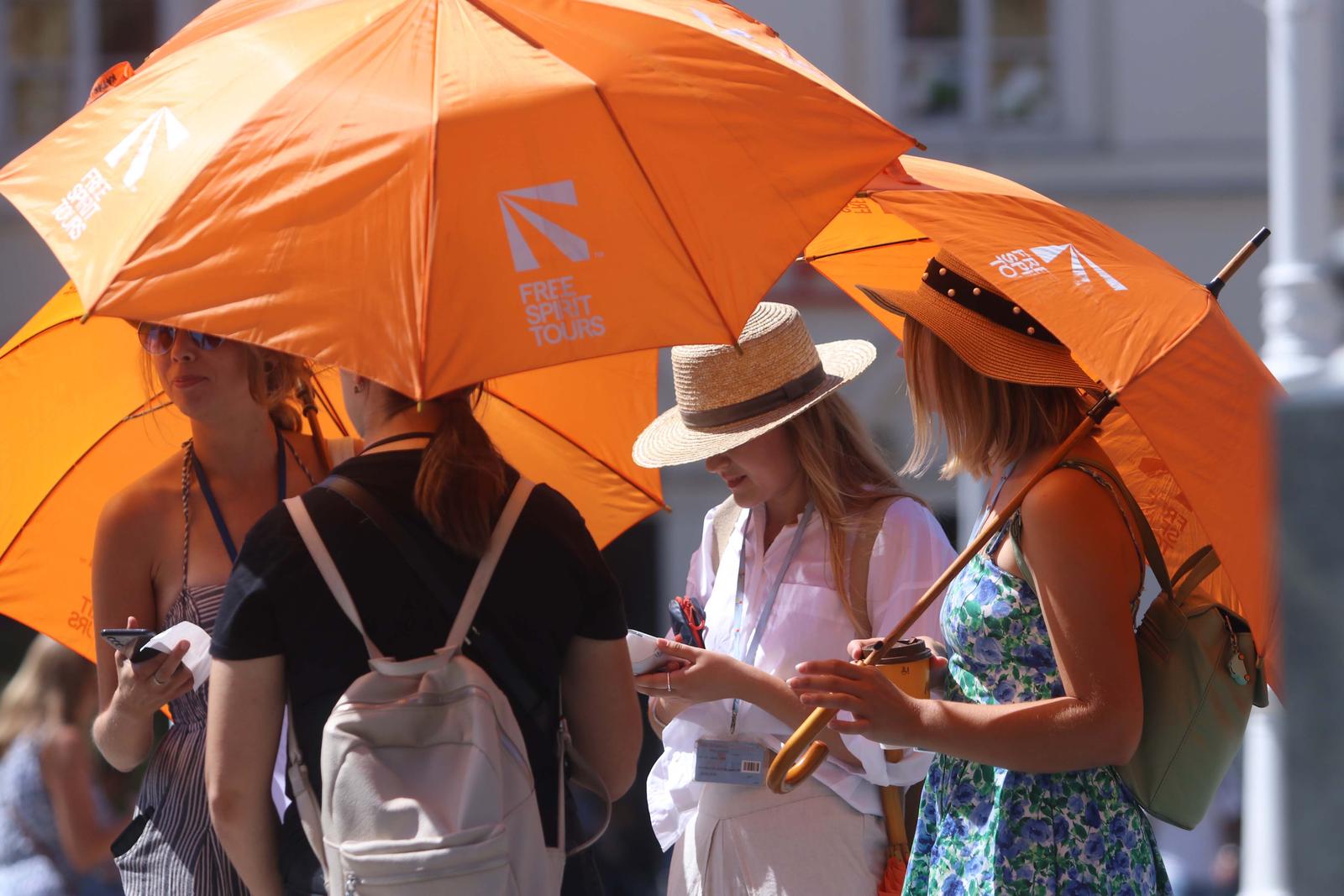 žene sa suncobranima