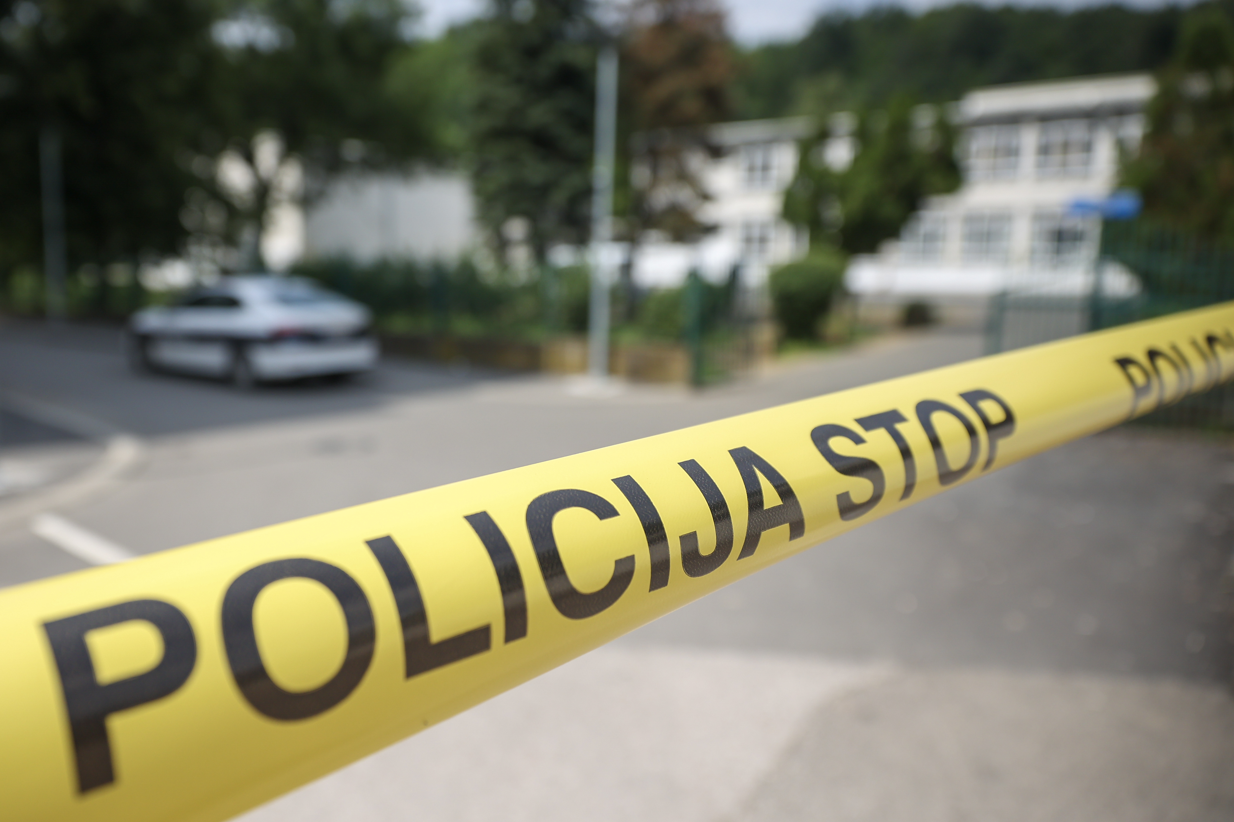 Lukavac: Pripadnici  policije ispred škole gdje je učenik pucao na nastavnika
