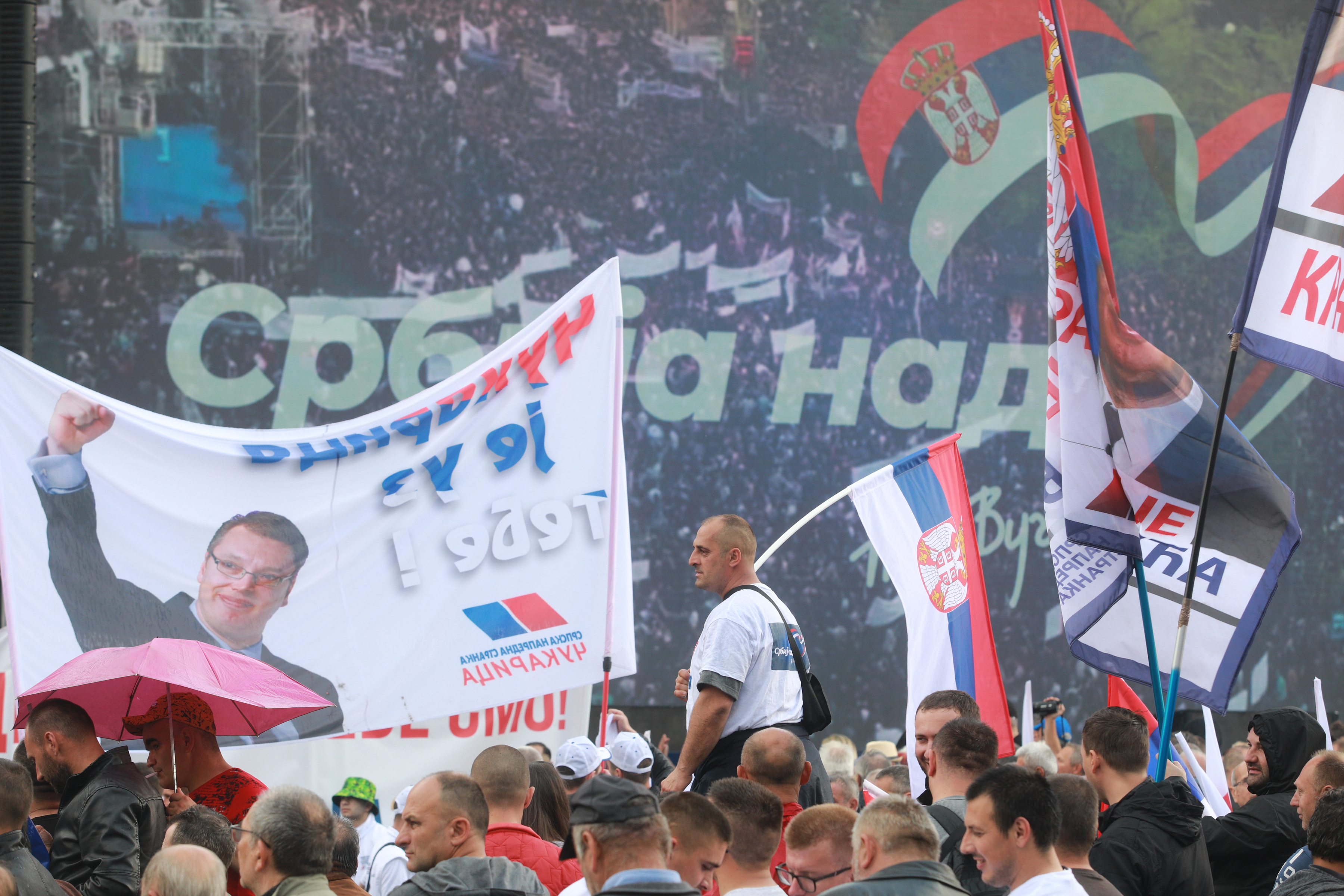 Beograd: Građani se okupljaju ispred Doma Narodne skupštine gdje će biti održan Vučićev skup "Srbija nade"