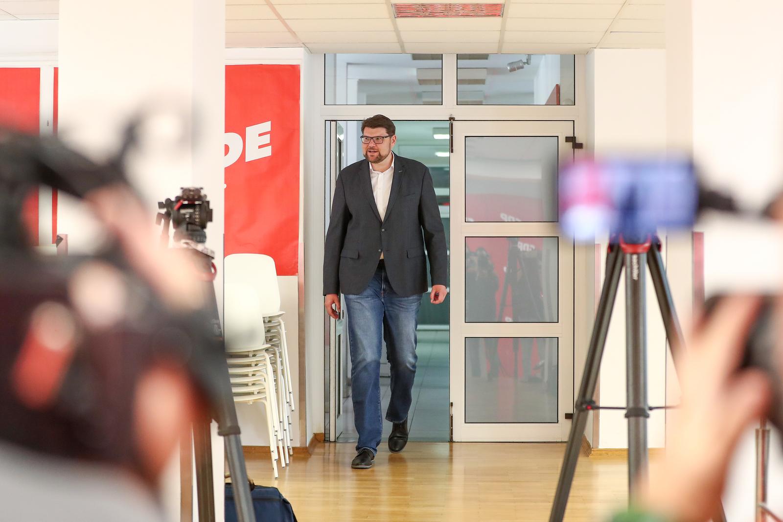 Zagreb: Peđa Grbin na konferenciji za medije objavio kako nema ništa od dogovora SDP-a i Domovinskog pokreta