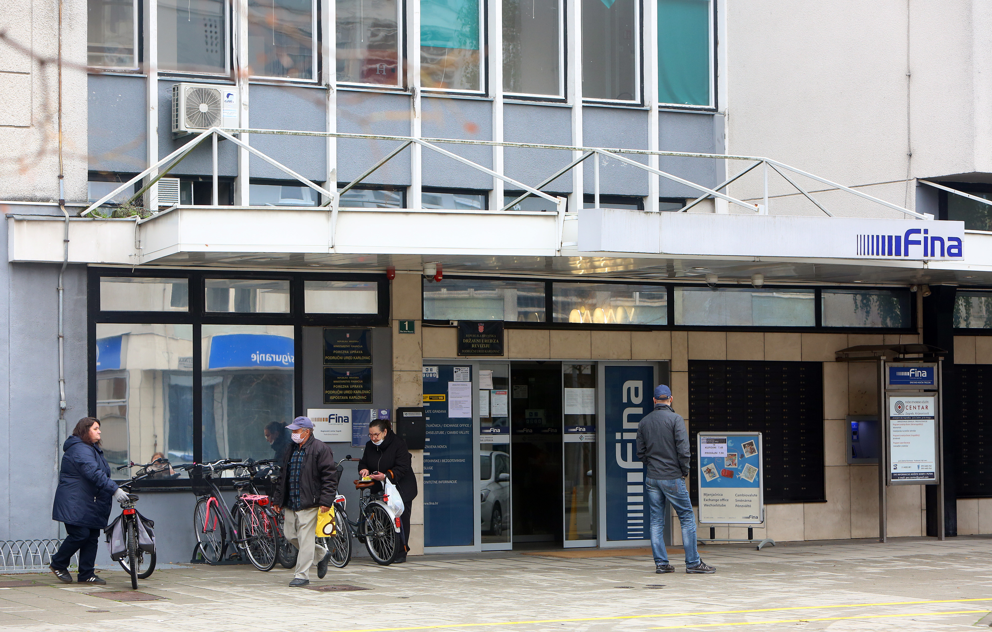 Karlovac: Građani u poslovnicu Fine ulaze sa zaštitnim maskama na licu