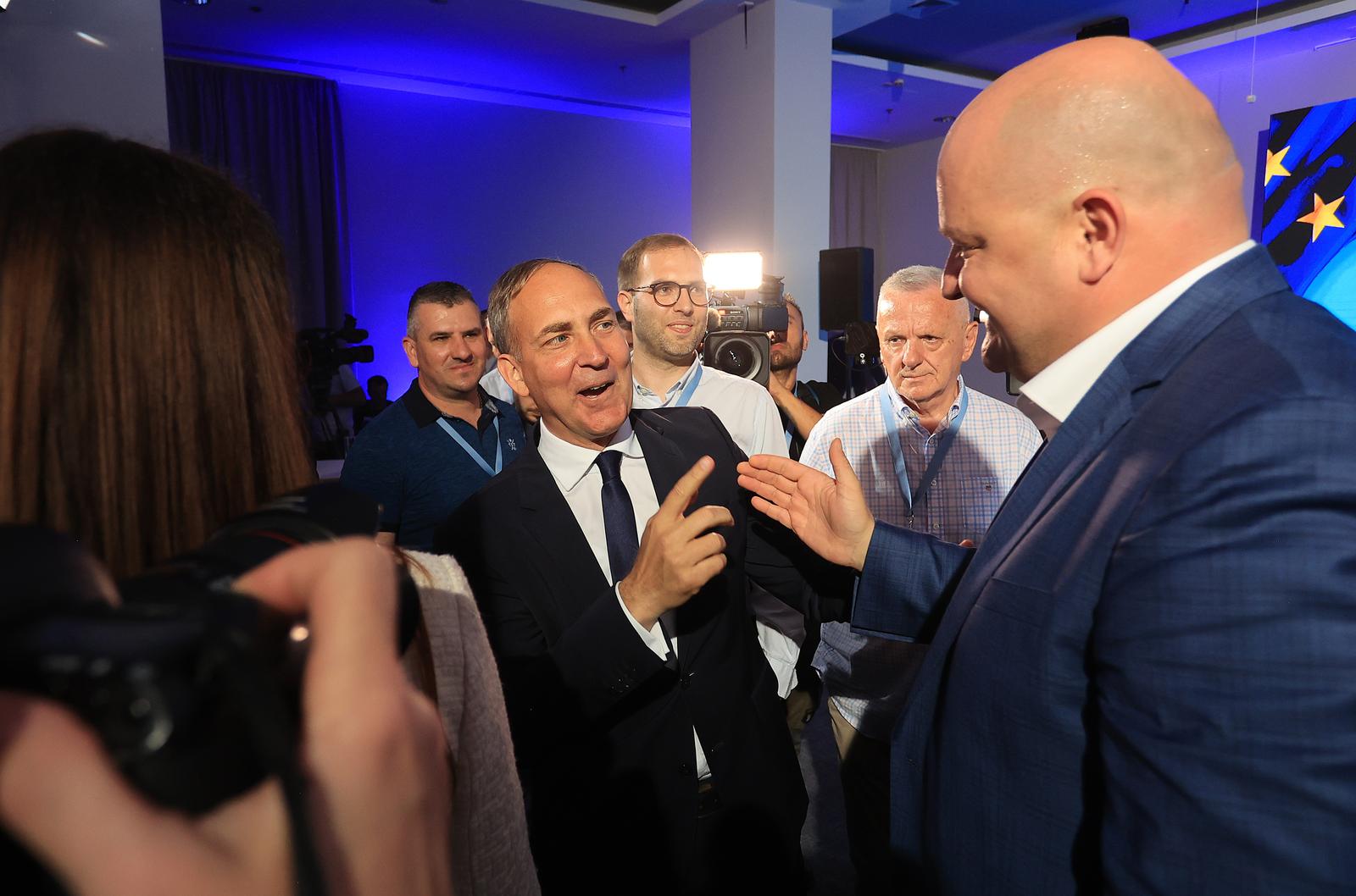 Zagreb: Bartulica u stožeru Domovinskog pokreta slavio s kolegama i održao govor